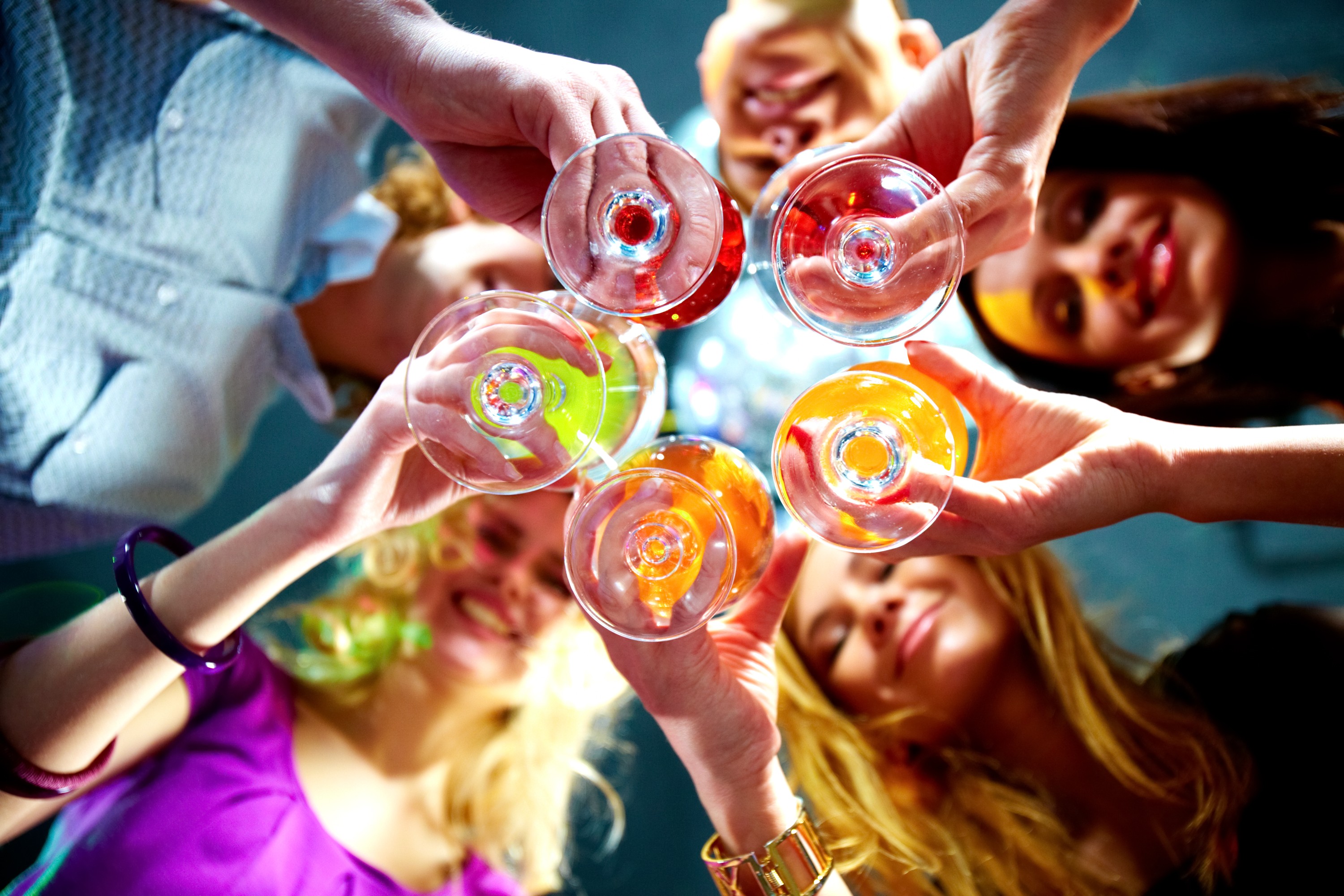 A group of friends enjoying alcohol and alcohol-free drinks