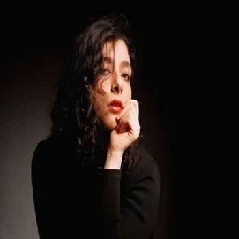 a blurry image of an orange and white background