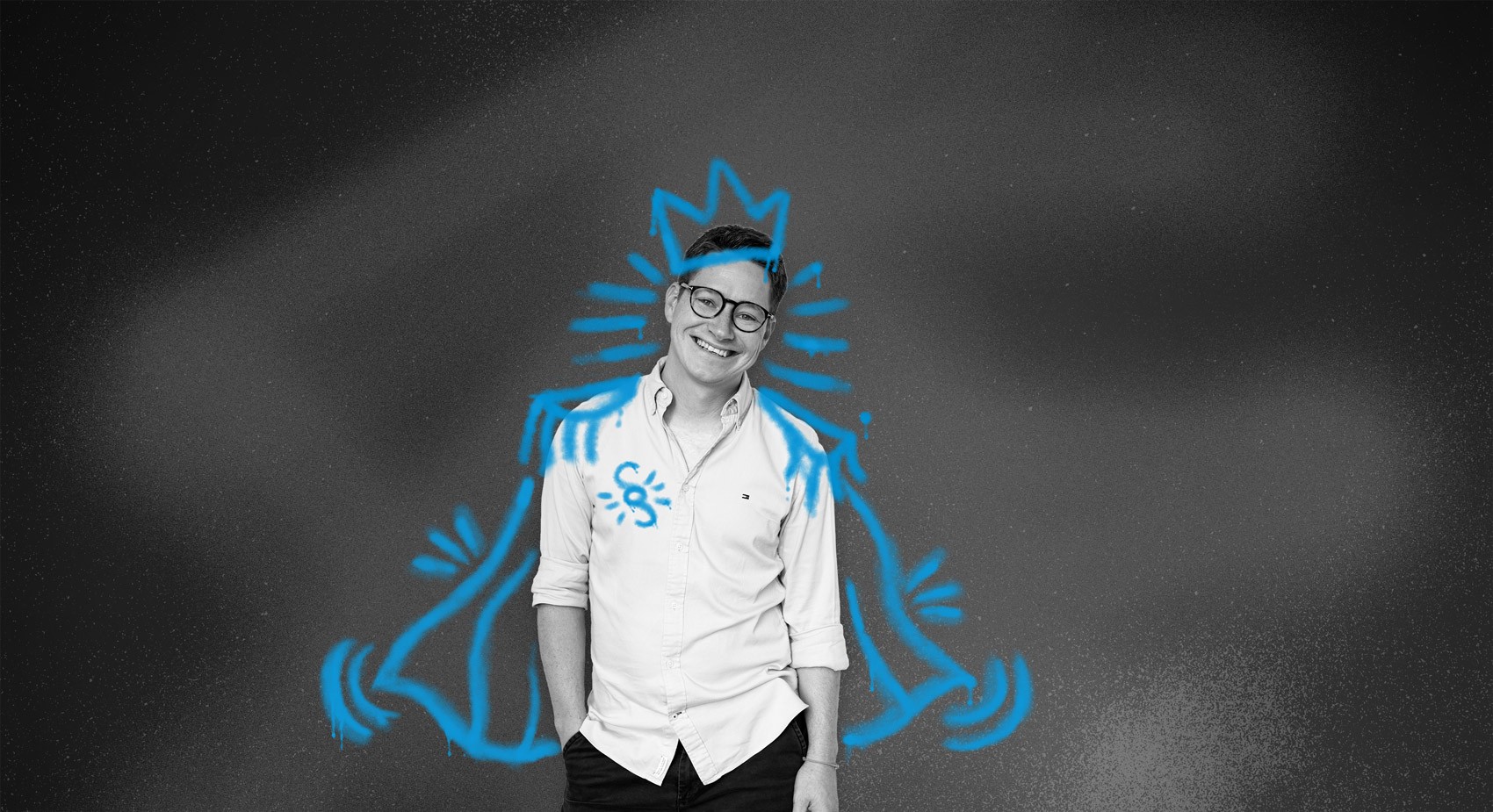 SLB Key Visual der Mitarbeiterkampagne: Schwarz-weiß Porträt eines Mannes im Hemd, der locker steht, umgeben von leuchtend blauen Zeichnungen einer Krone, eines Umhangs und strahlenförmiger Linien.