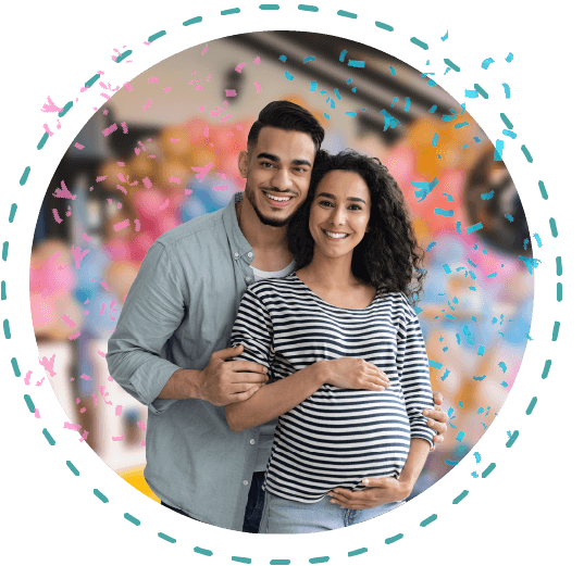 Casal feliz realizando a revelação do sexo do seu bebê.