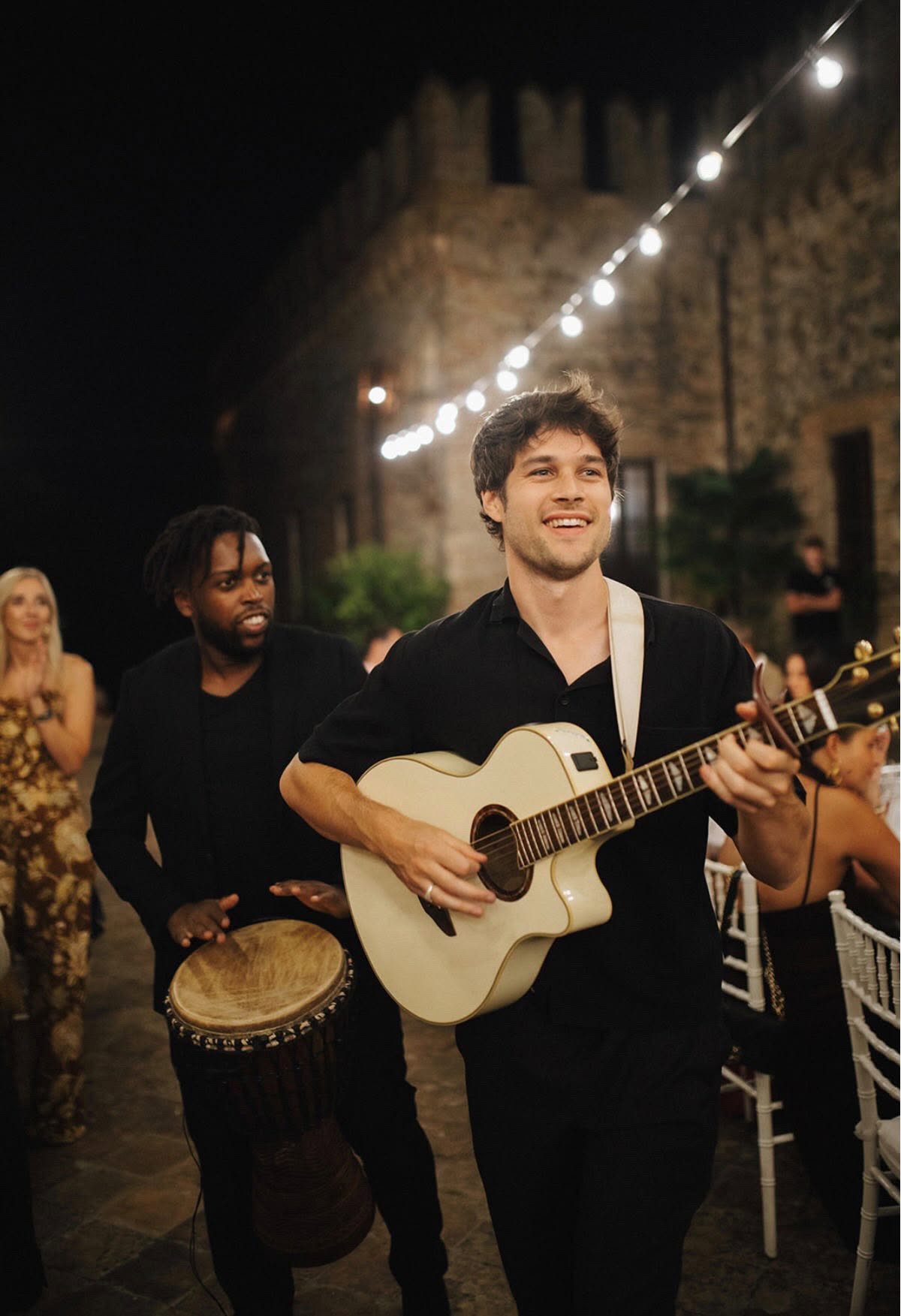Photo du groupe Montcoeur en plein concert lors d'une soirée privée.