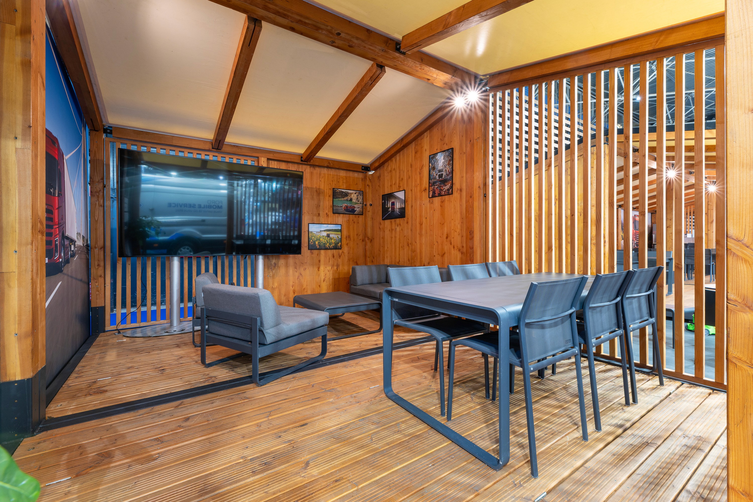 Stand Ford Trucks Solutrans Lyon 2026 réalisé par Expace – vue frontale avec poids lourds exposés sur sol bleu vif à marquages géométriques et signalétique de marque grand format