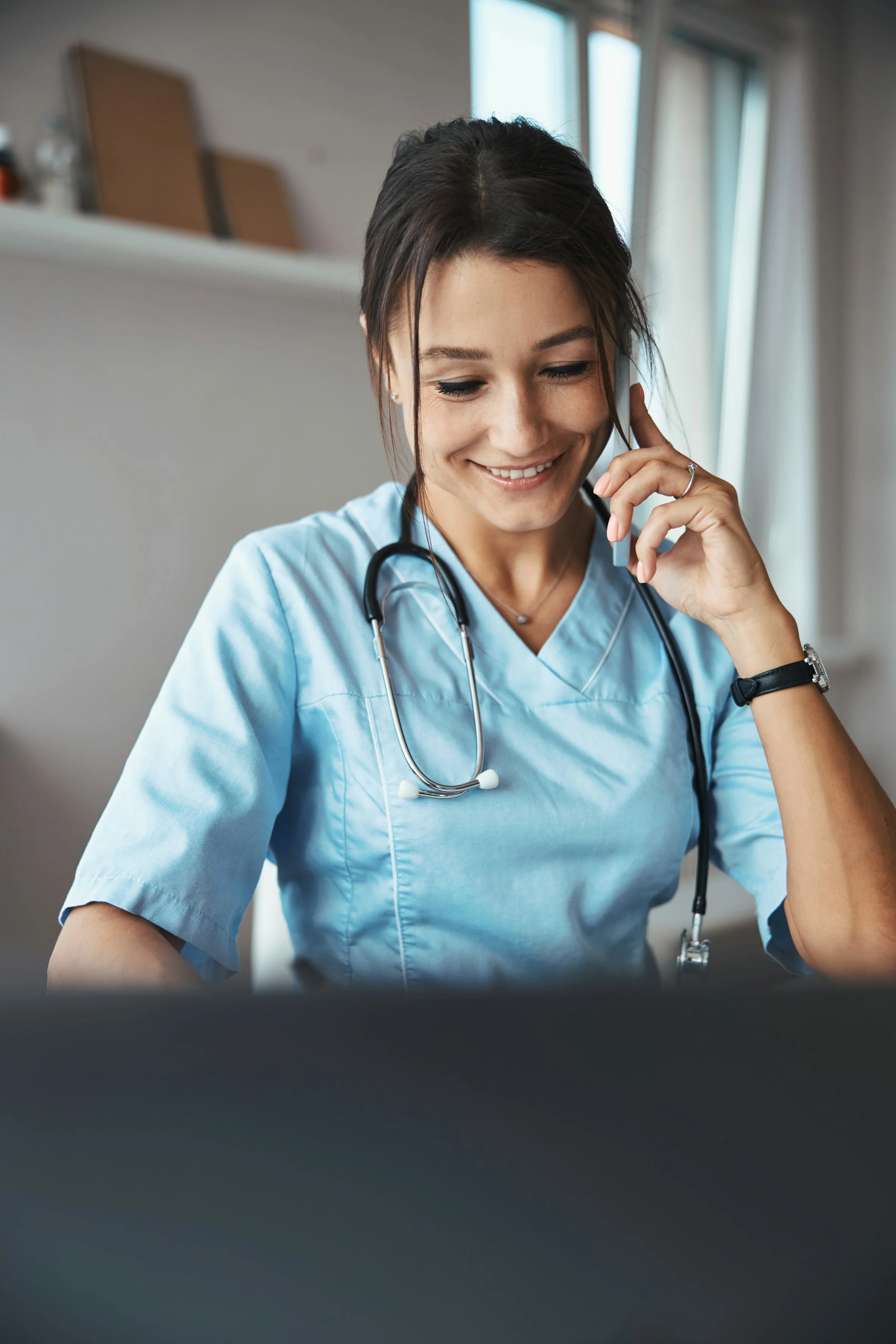 Ärztin mit Tablet in der Klinik