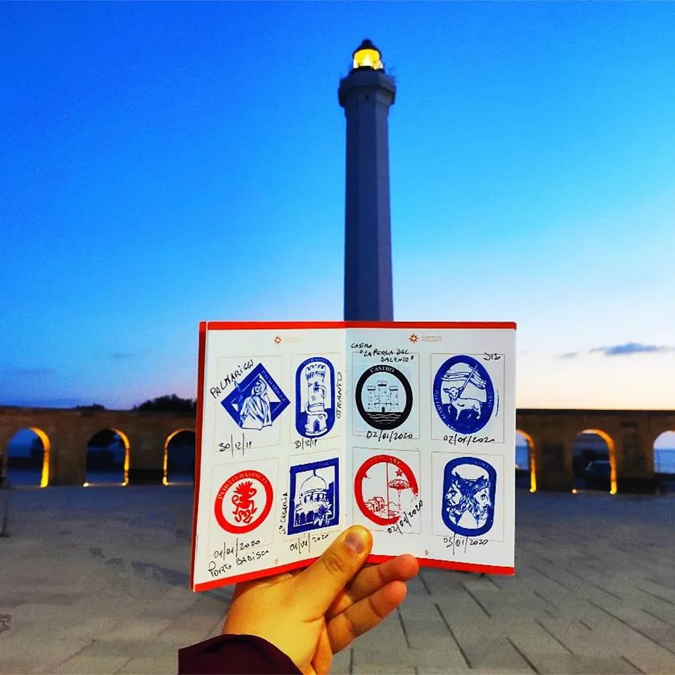 Un viaggiatore del cammino del salento mostra il Passaporto del pellegrino