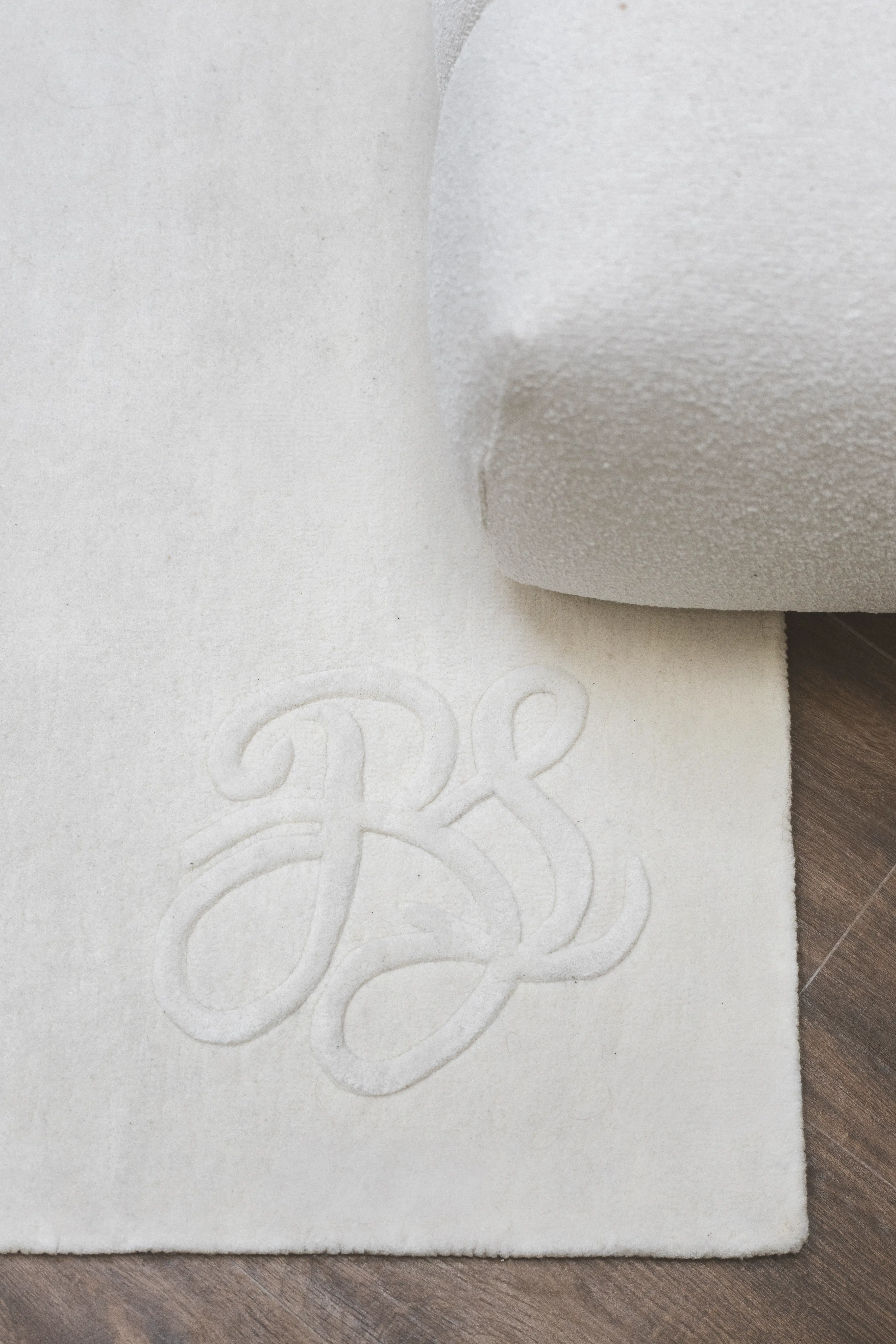 detalle alfombra blanca con relieve BS