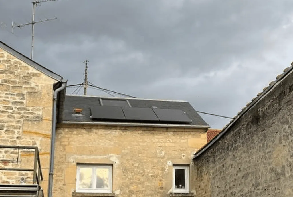 Photo d'une maison à Saint-Leu-d'Esserent en France équipée de panneaux photovoltaïques dont l'installation a été faite par Solarock.