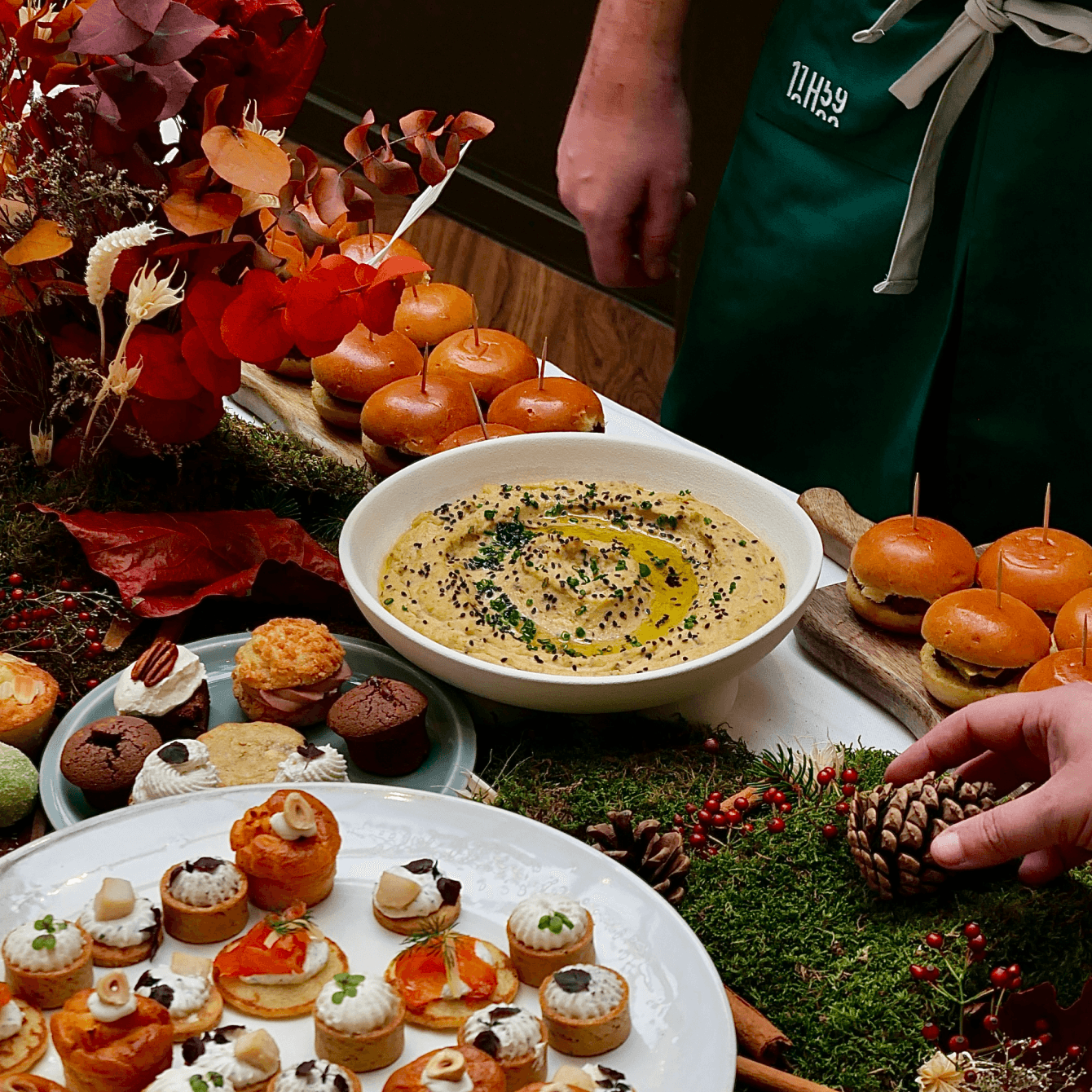 Bol de houmous et assortiment de mini-burgers et mini-pâtés
