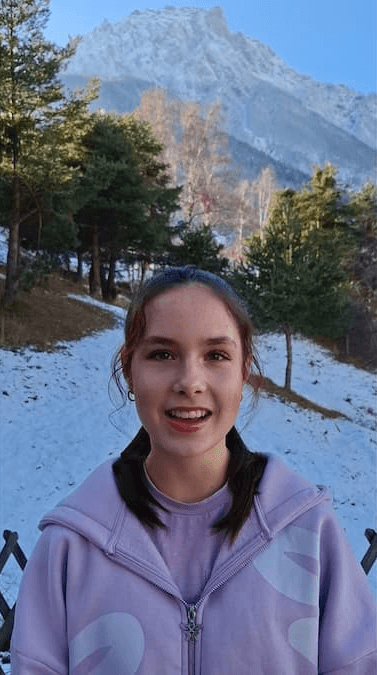 Kursteilnehmerin Ella teilt ihr Feedback zum Singers Evolution Coaching. Fokus auf die Entwicklung ihrer Stimme als Hobby-Sängerin im Pop-Bereich.