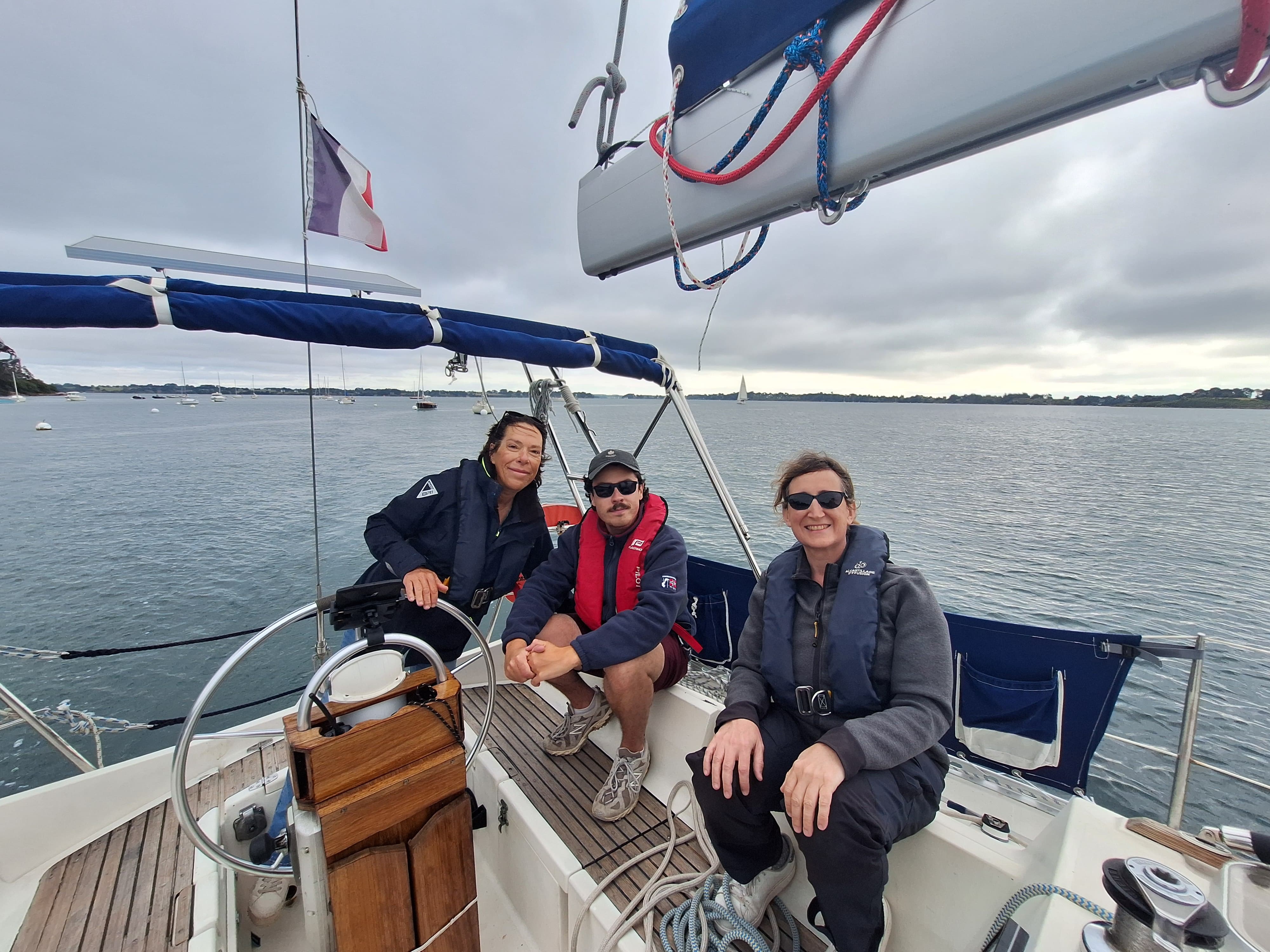 Photo de Catherine sur son bateau avec d'autres marins