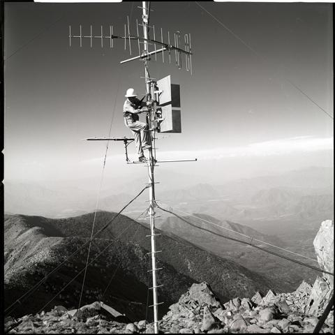 Hombre en antena VHF de ENTEL en la cumbre del cerro El Roble.