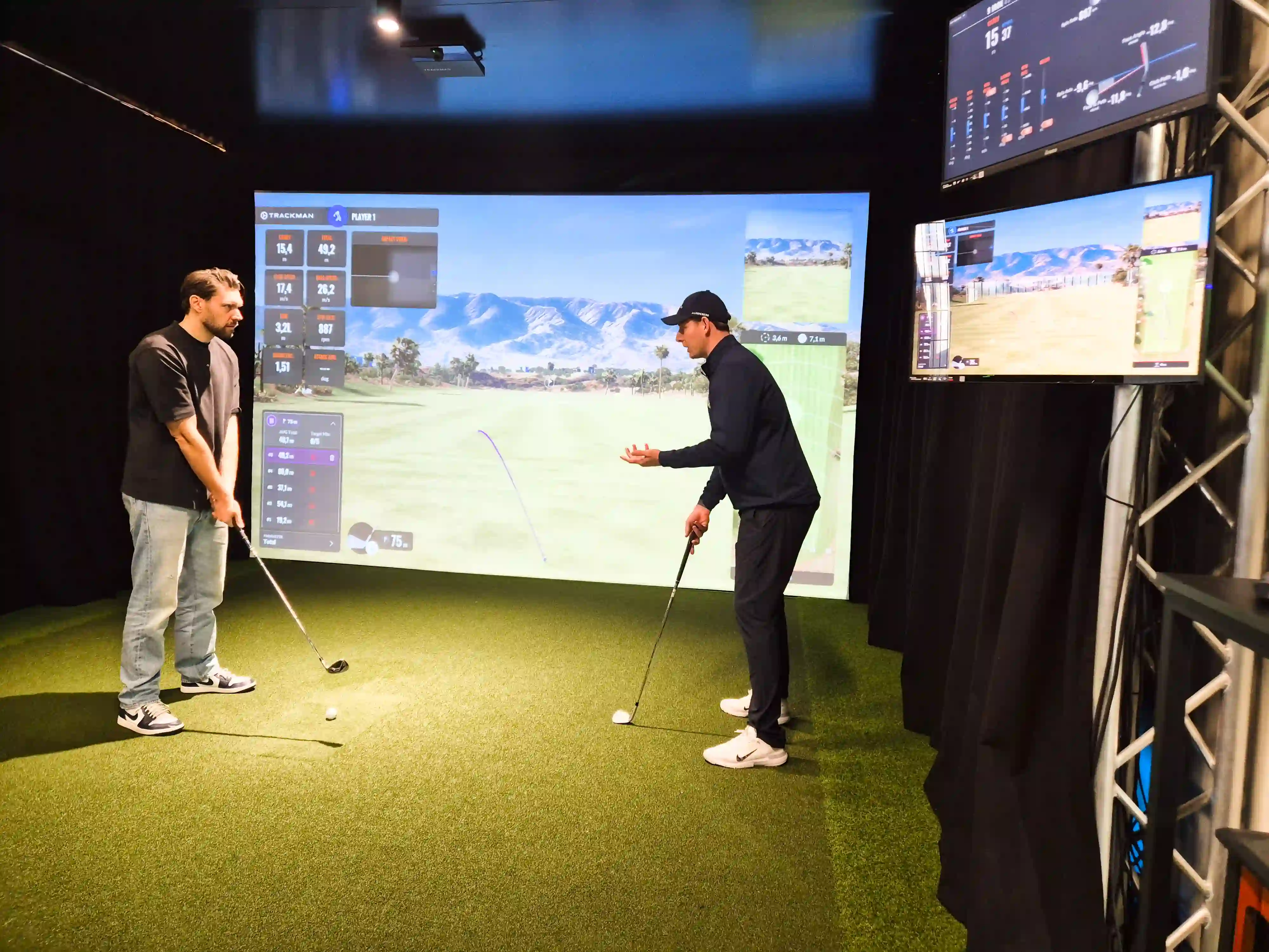 indoor-golf-les-gogolf-amsterdam-trackman-puttinstructie-met-data-schermen