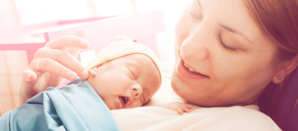 baby en moeder buidelen