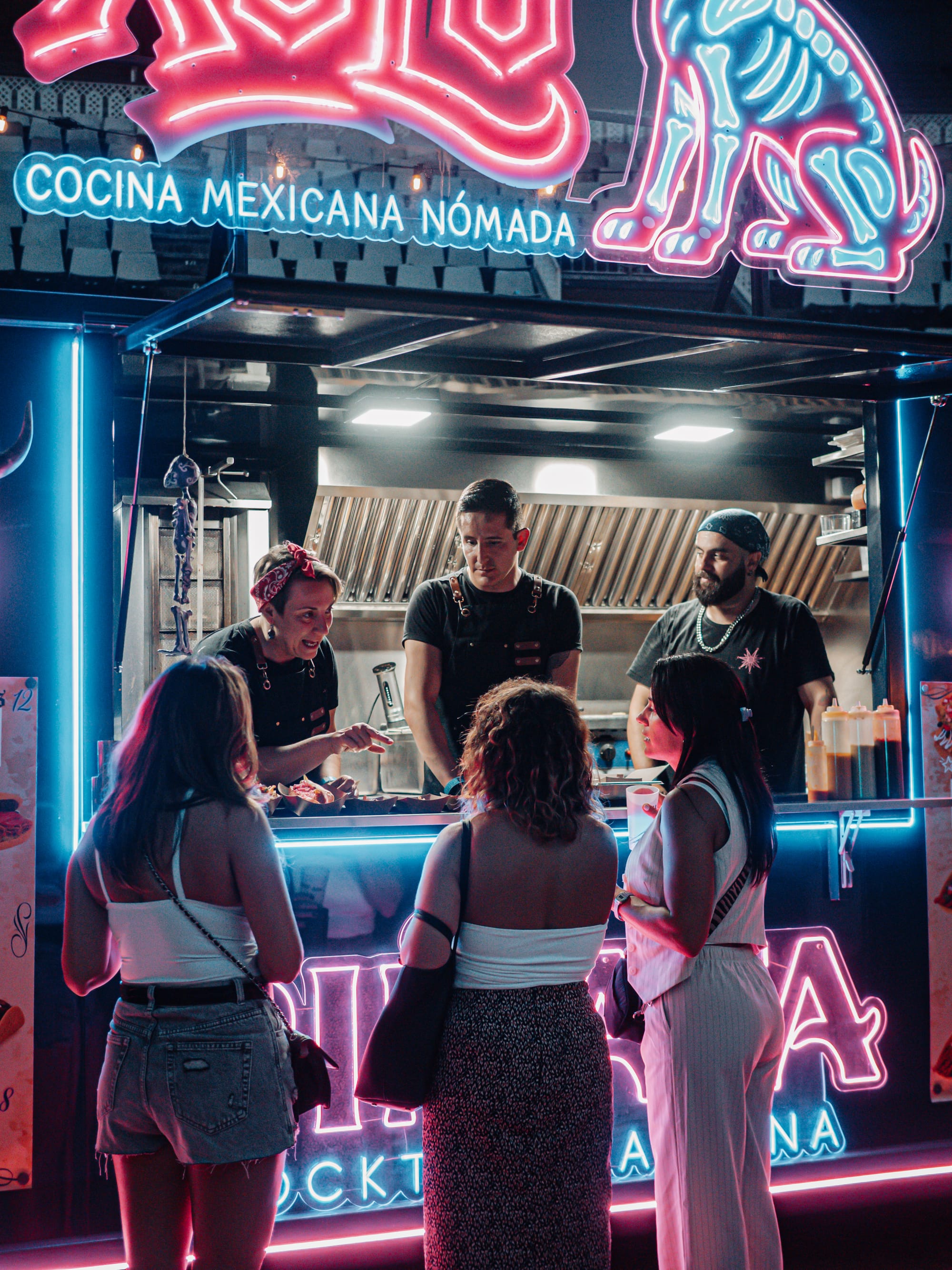 Xolo food truck de Piñata Cantina sirviendo cocina mexicana en un evento en Barcelona