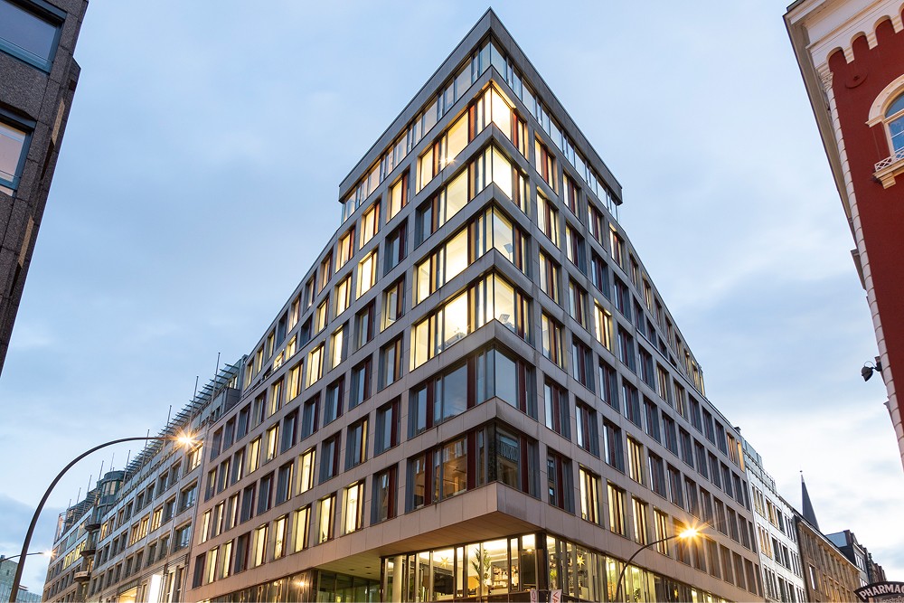 Außenansicht eines modernen Bürogebäudes in der Stadt.