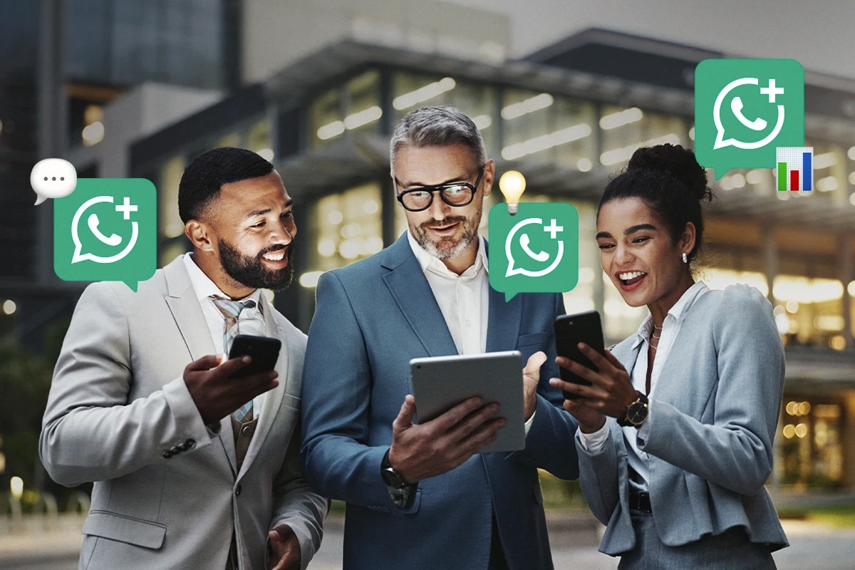 Empresários utilizando o WhatsApp para operações corporativas