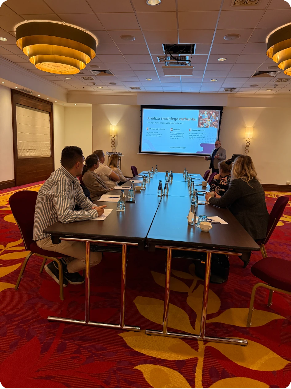 Uczestnicy słuchają szkolenie