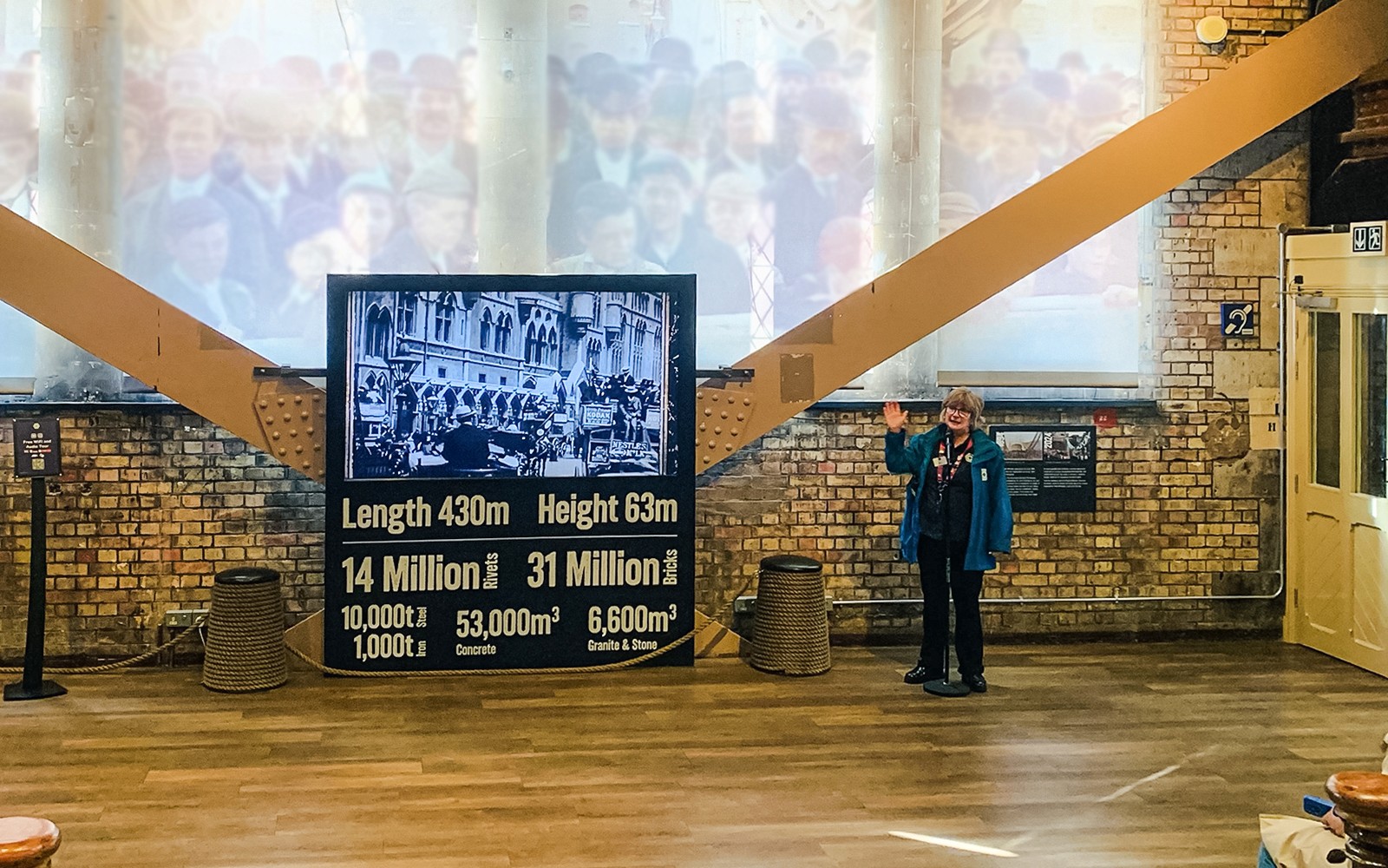 Guide som presenterar detaljer om utställningen av Tower Bridge i London.