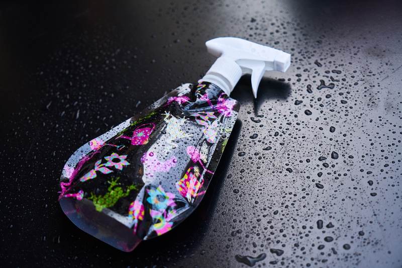 Un flacone spray contenente acqua e aceto per la pulizia dei vetri