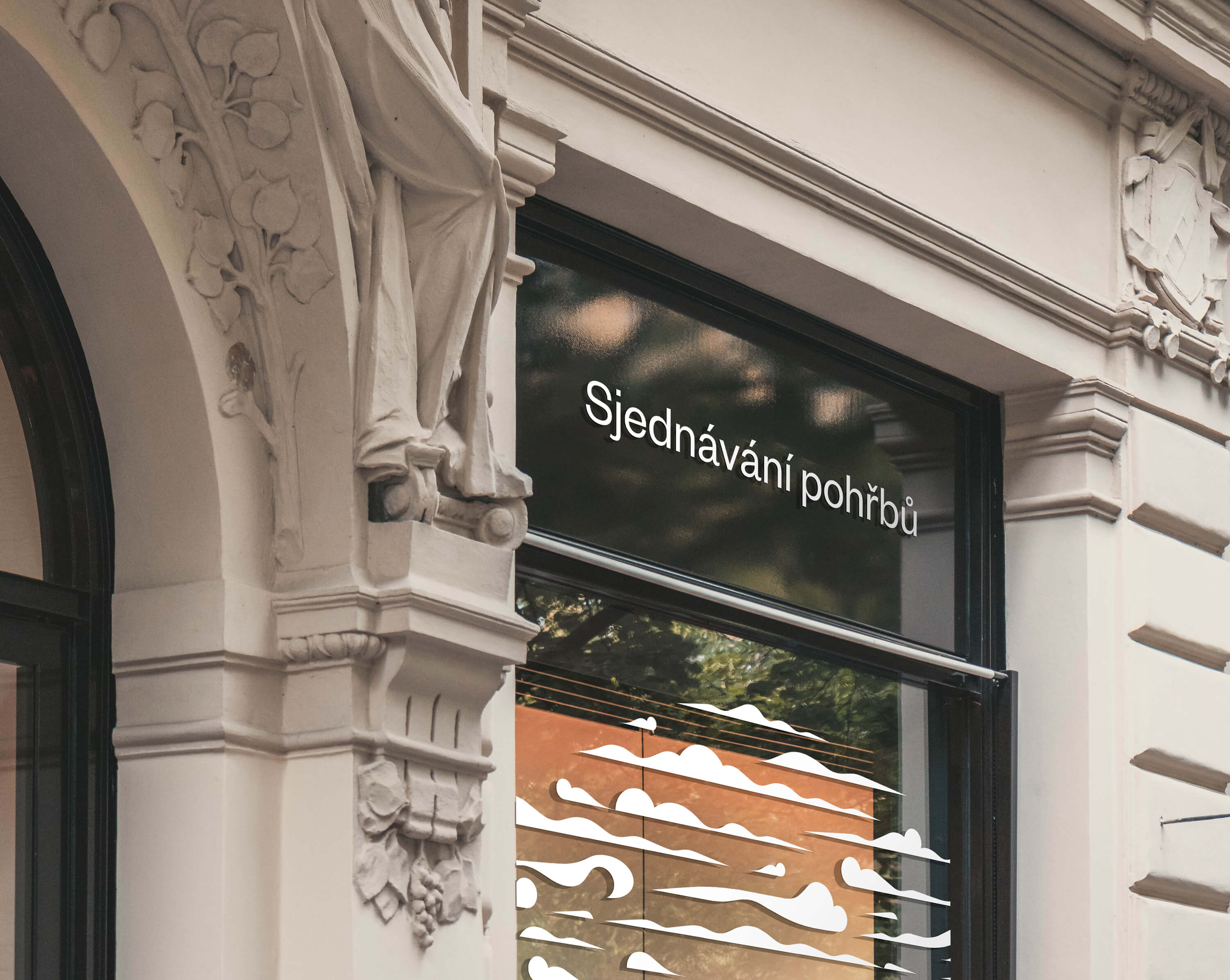 Nová vizuální identita pro Hřbitovy a pohřební služby Praha od studia Matouš Design, oceněná DESIGN BODem za citlivé grafické zpracování. Na fotografiích je vidět nové logo, ilustrace, orientační systém a tiskoviny, které přetvářejí pohled na hřbitovy jako na klidná a důstojná místa setkávání i vzpomínek.