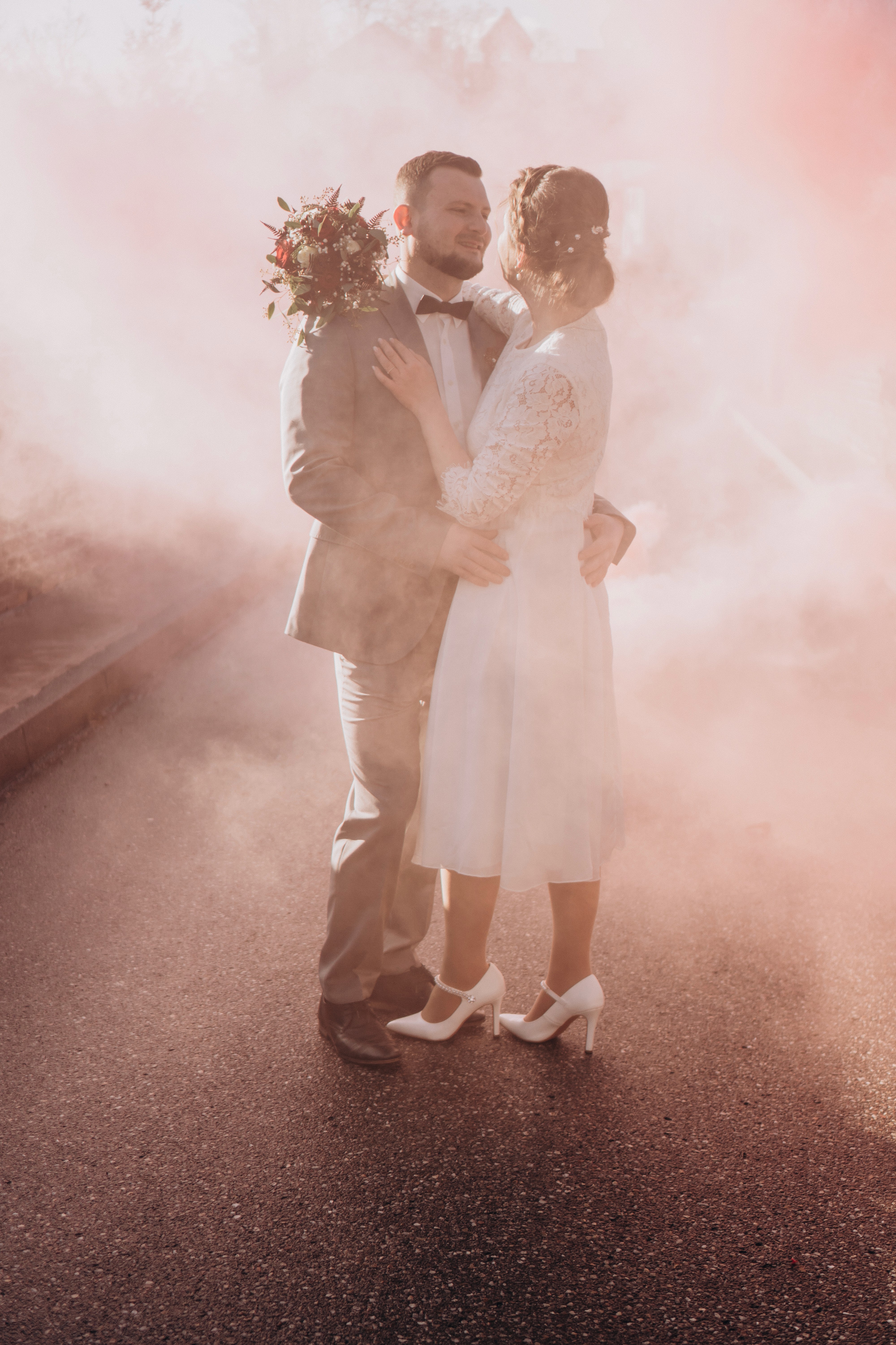 Kreative Hochzeitsfotografie in Bogen, Bayern – Brautpaar bei einem modernen Wedding Shooting. 