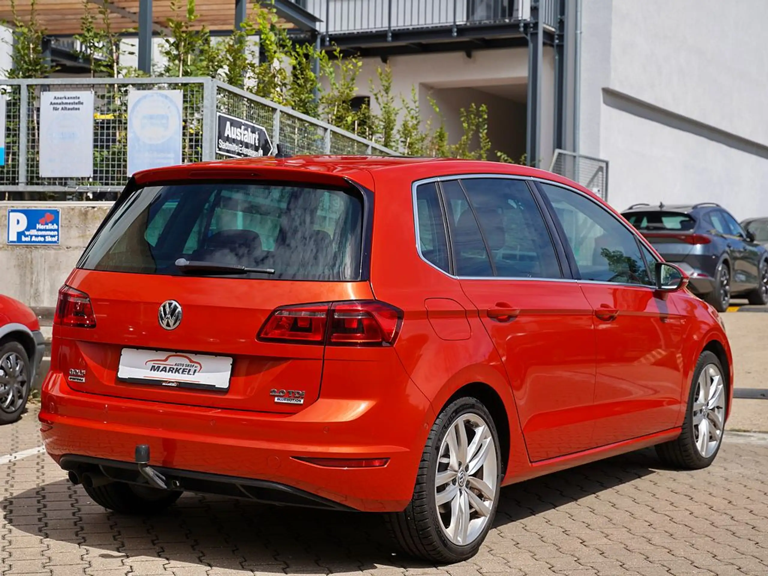 Volkswagen Golf Sportsvan 2.0 TDI Highline DSG | Habanero Orange | Pano | AHK | Standheizung | ACC | DCC | Bi-Xenon | Kamera | Keyless | 8-fach
