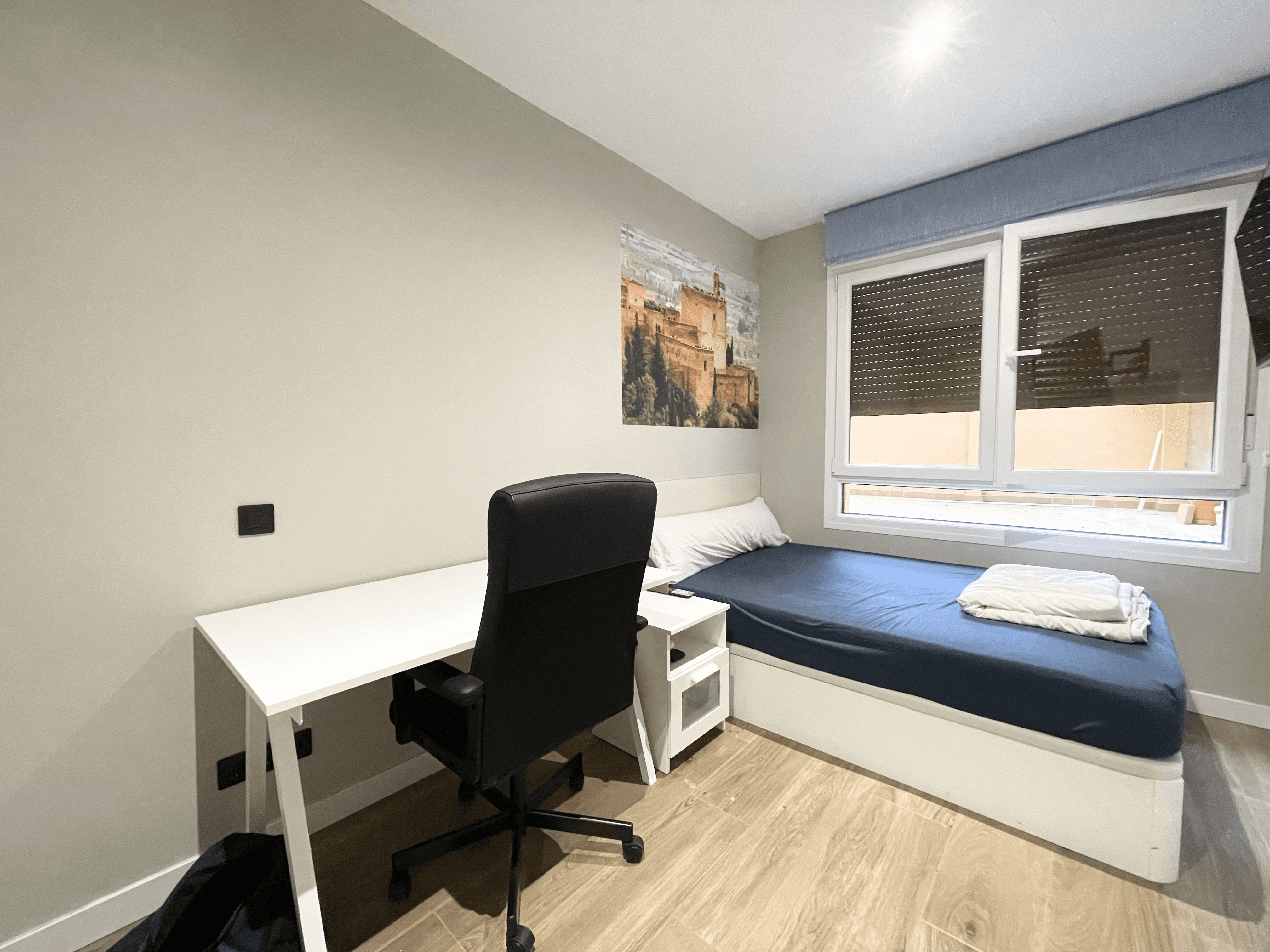 habitación individual de piso en venta en Ávila ideal como despacho o dormitorio