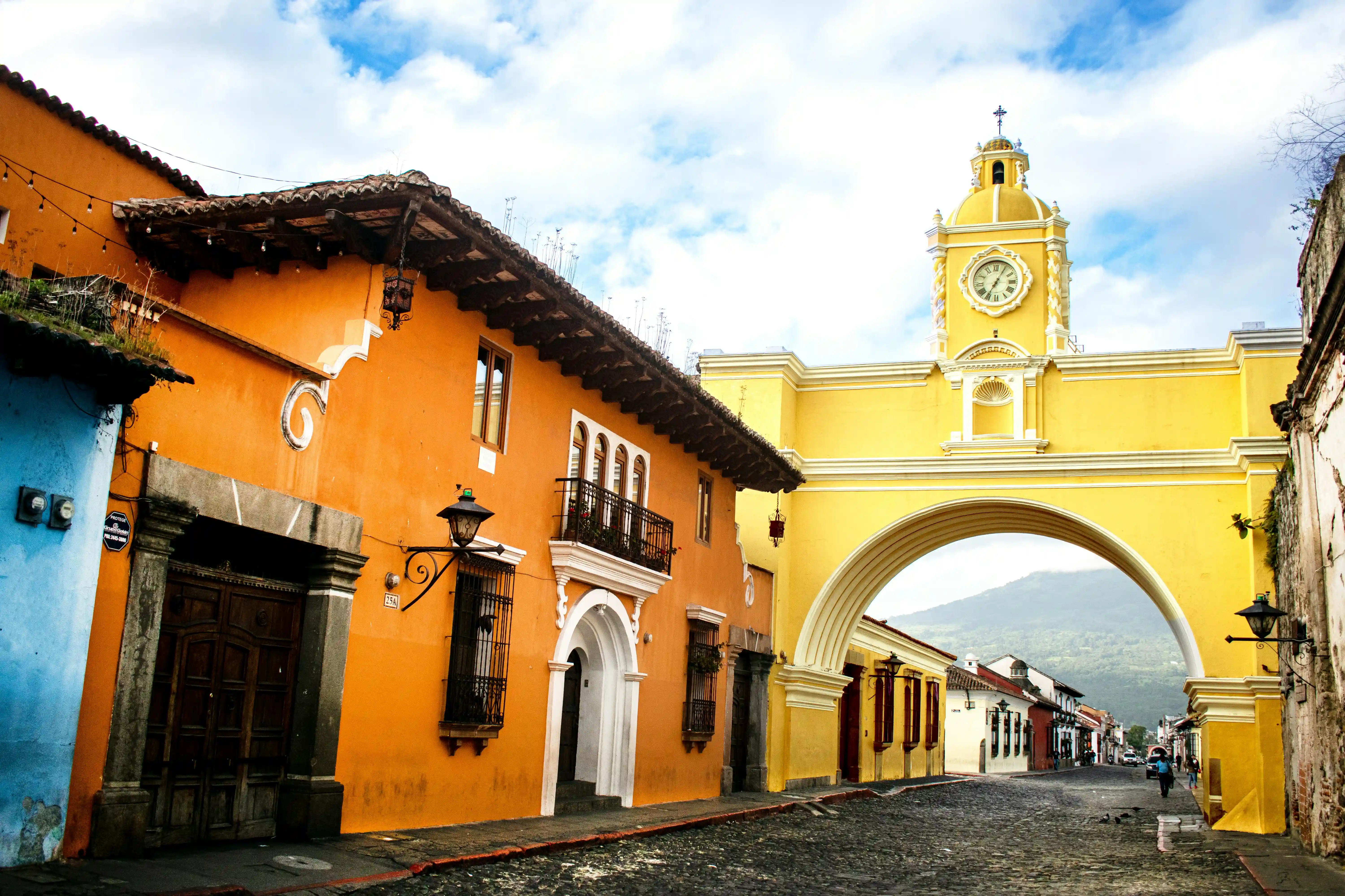 Guatemala'daki Antigua şehrinde bulunan Santa Catalina Kemeri