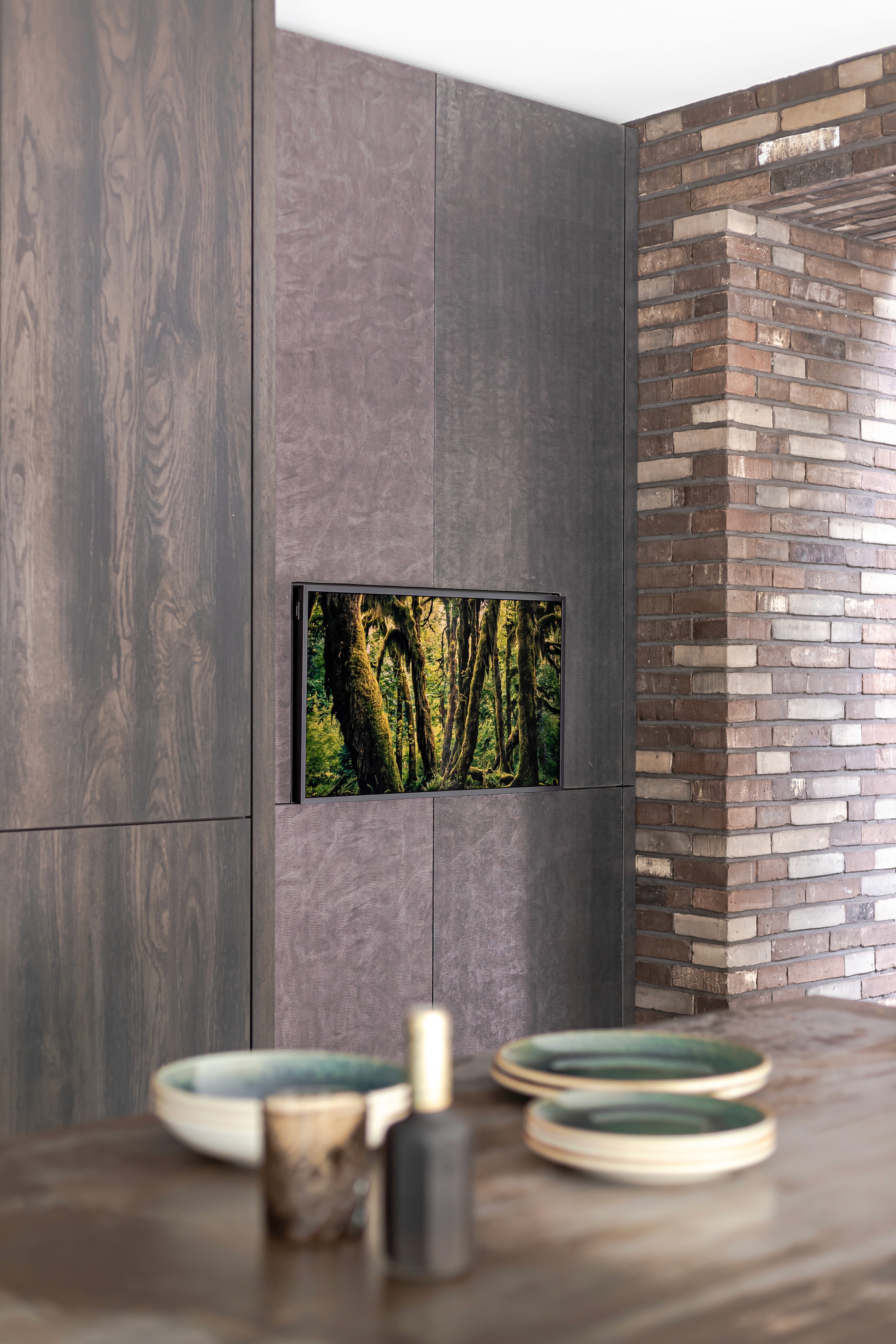 servies op keuken met tv