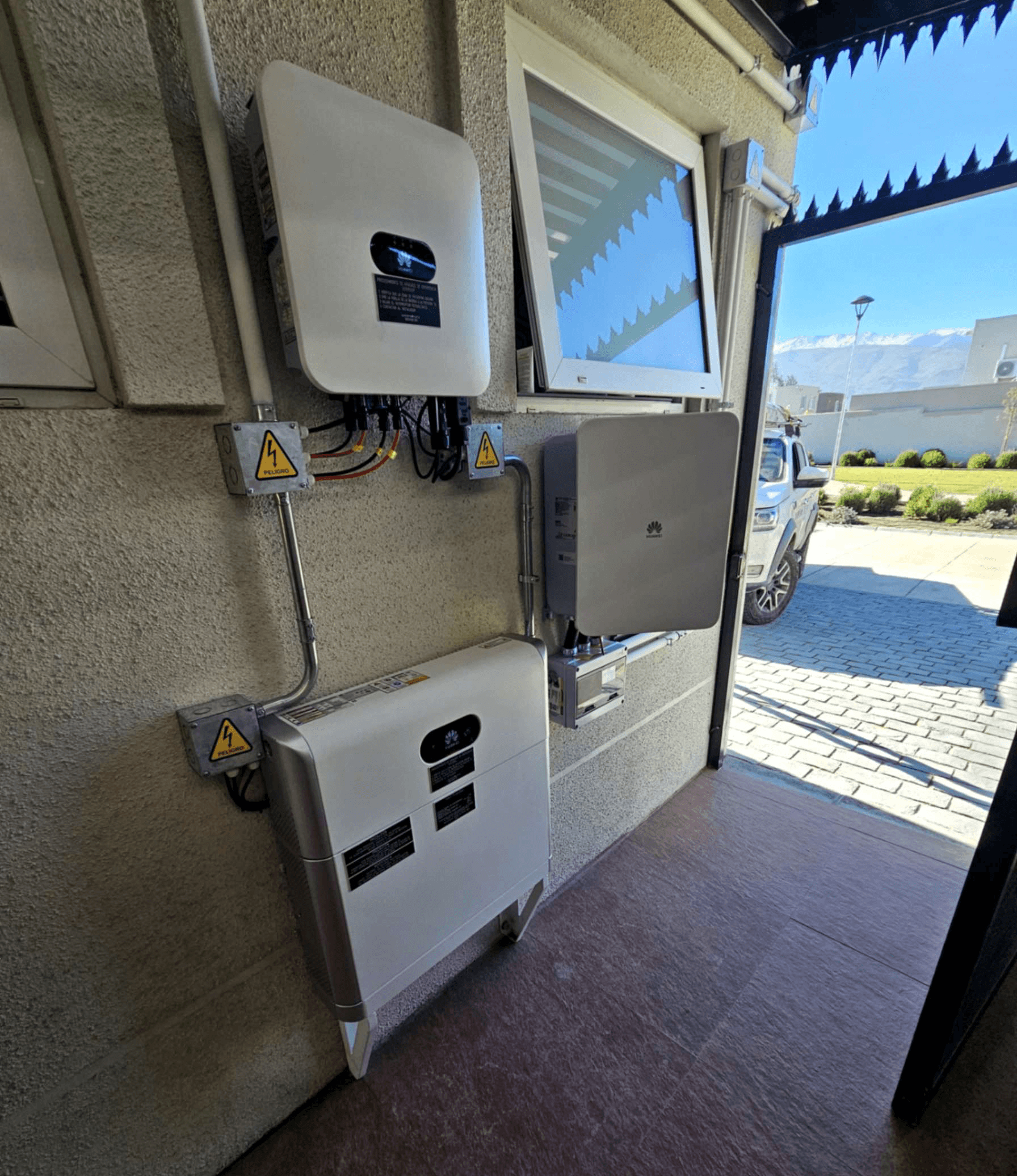 Batería solar e inversor instalados en una vivienda