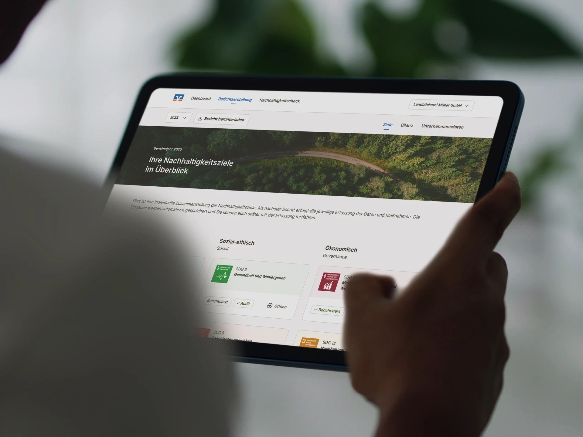 Person sitzt vor dem Laptop und blickt auf das Nachhaltigkeitstool der VB Kurpfalz