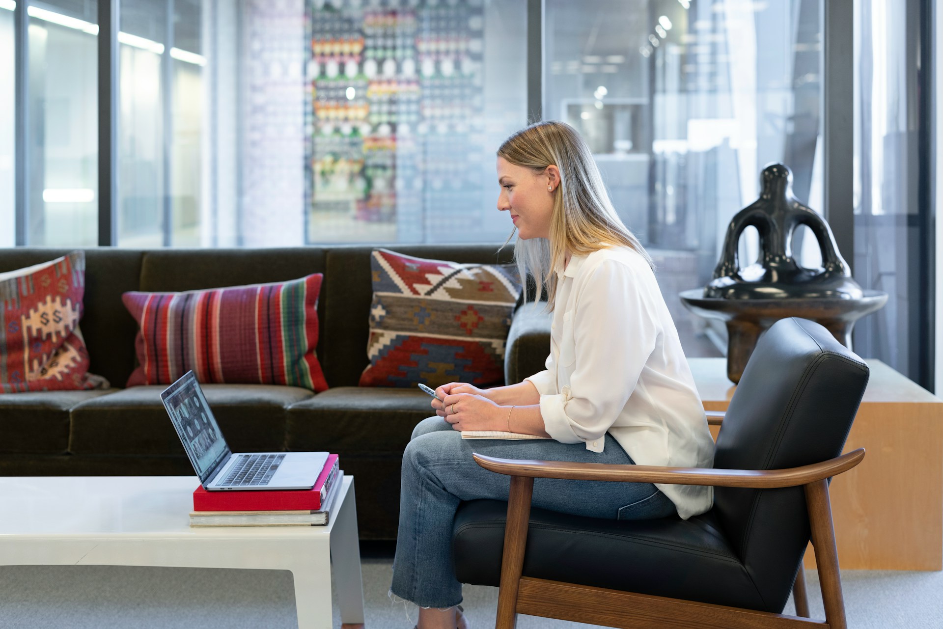 ai consulting lady sitting