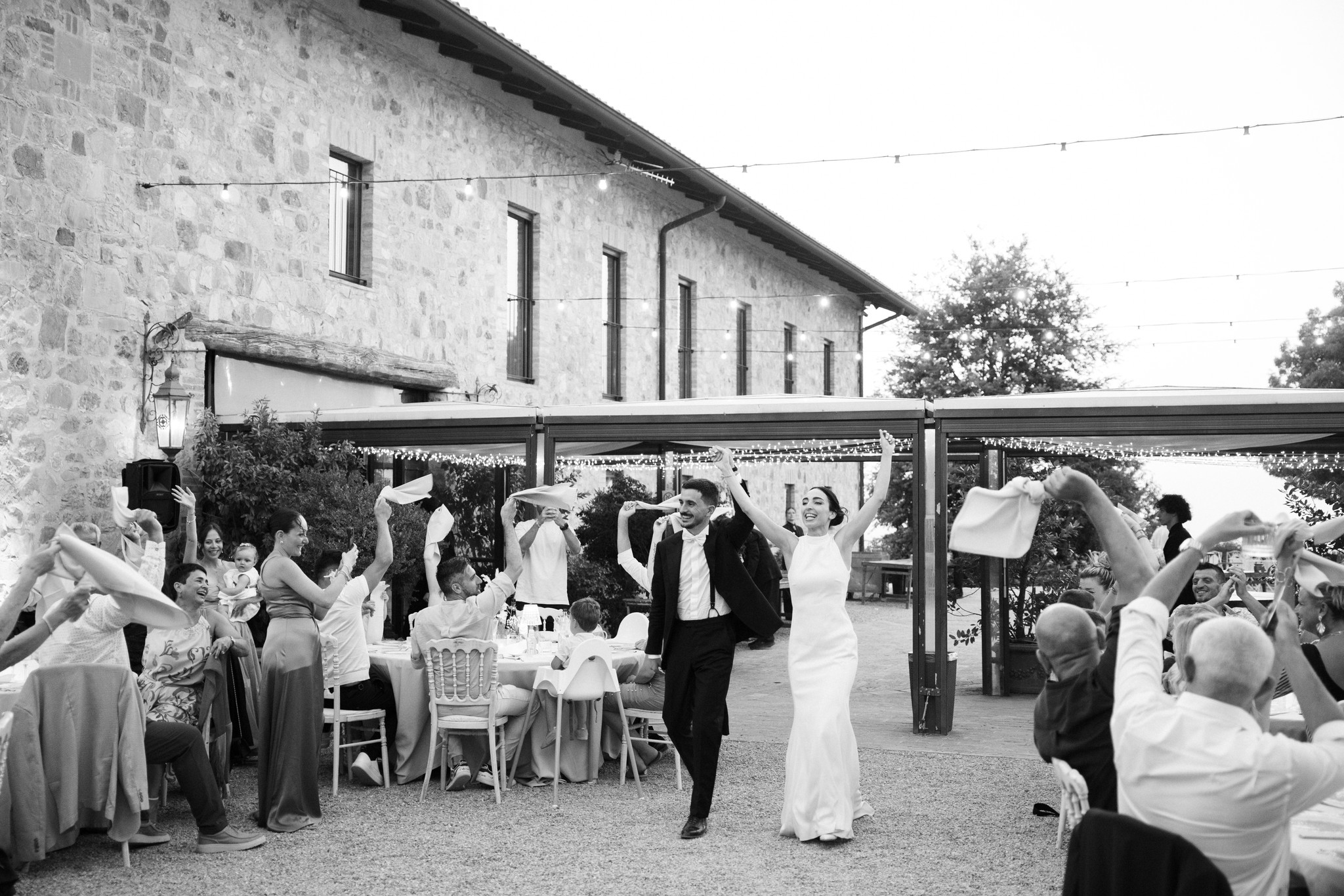 Sposi e ospiti nel cortile del Parco di Montebello durante il ricevimento matrimoniale, istante di festa e celebrazione