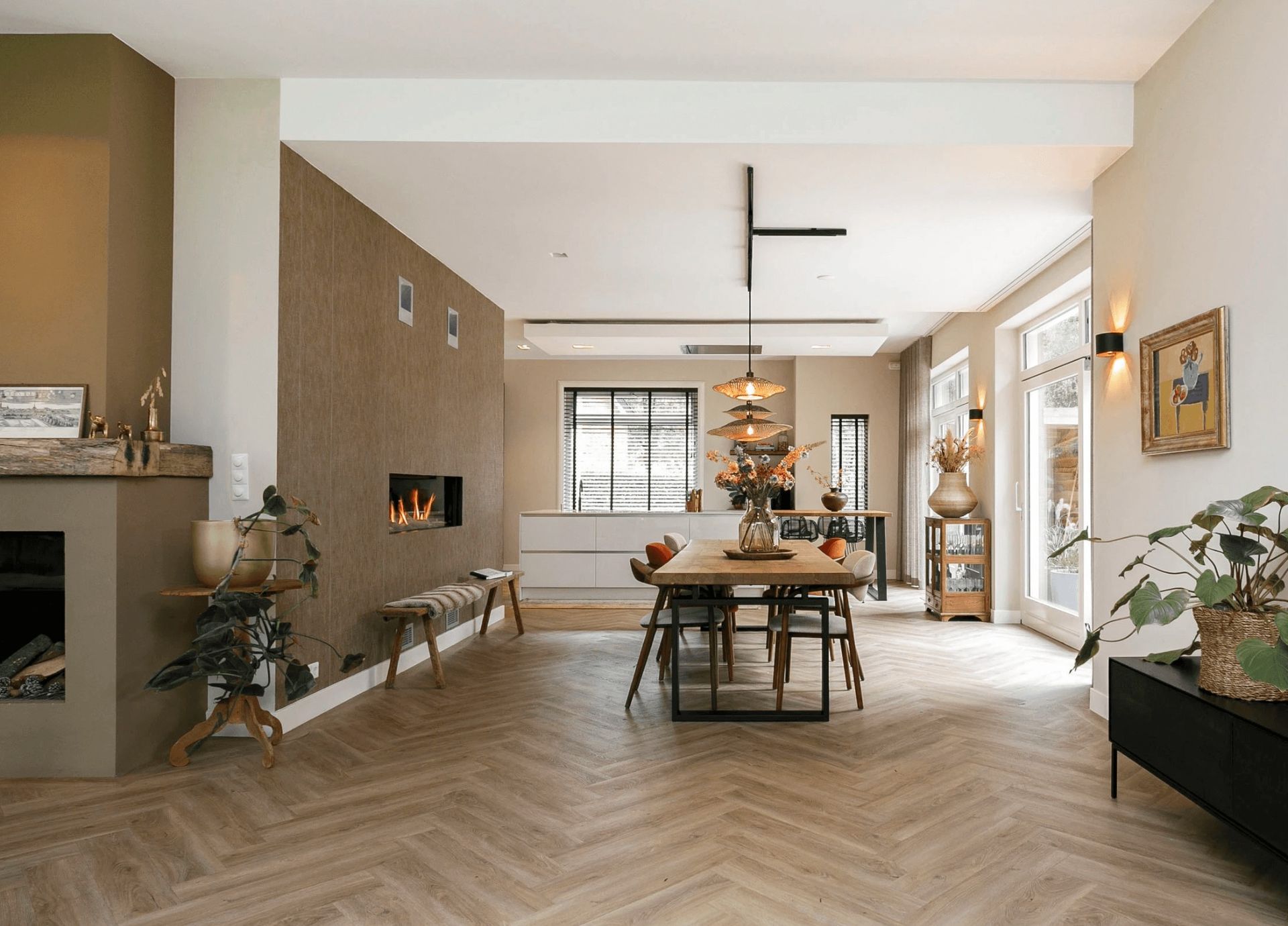 Woonkeuken bosvilla visgraat vloer, gashaard, rotan lampen