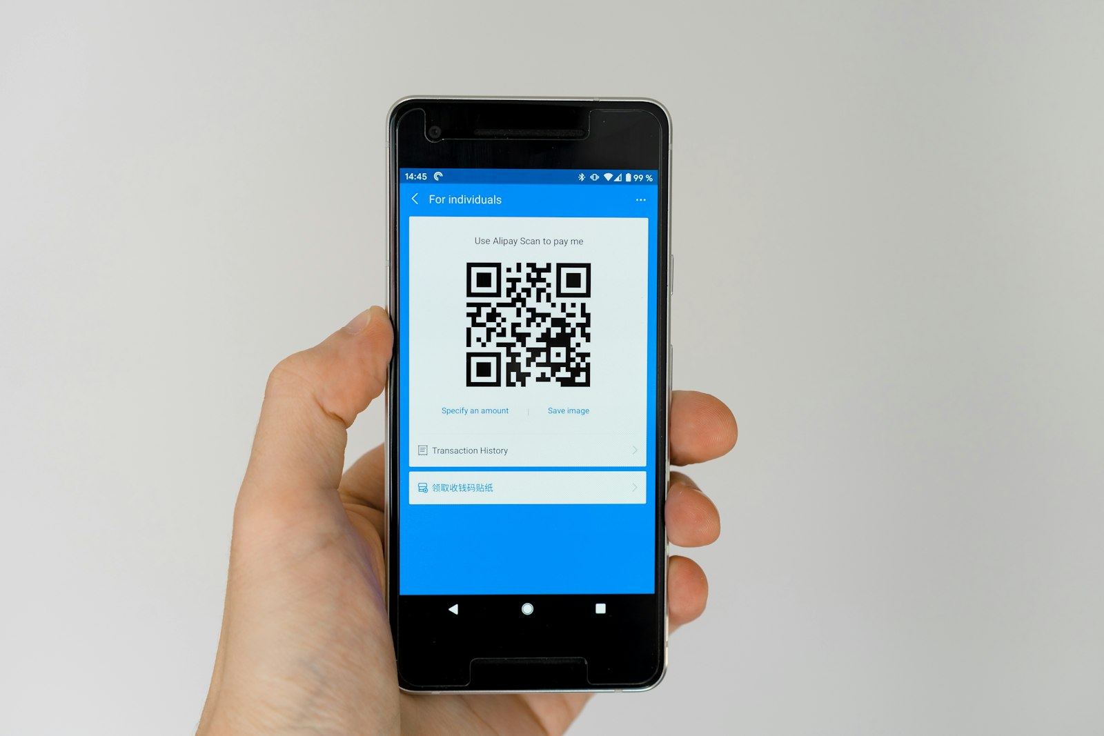 Smartphone mostrando un código QR para escanear una tarjeta de fidelización