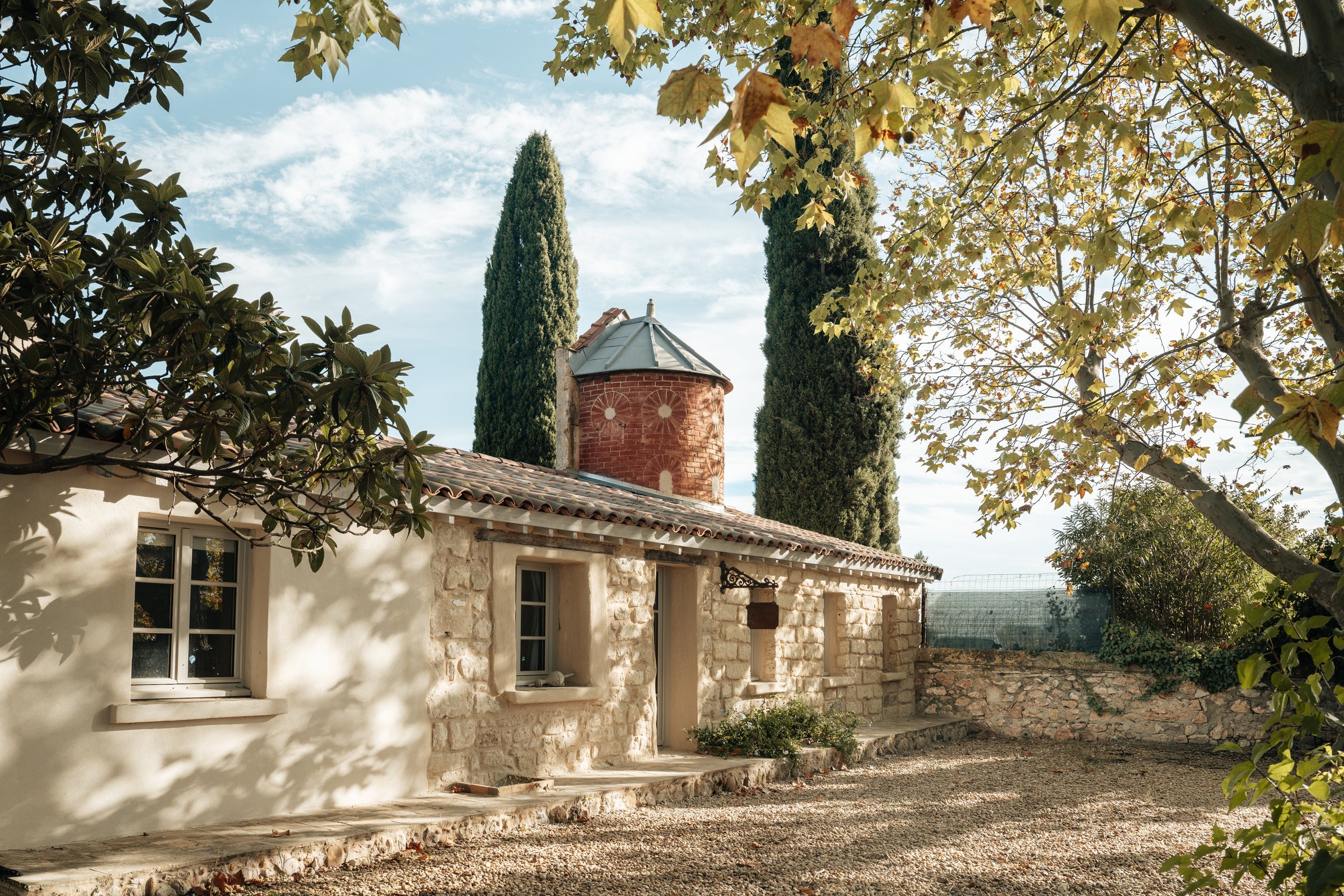 Réhabilitation d'une demeure en pierre par Karbone Architectes, agence d'architecture à Montpellier spécialisée dans la rénovation de maisons anciennes, mas languedociens, demeures de caractère, domaines viticoles et propriétés patrimoniales. Projet architectural sur mesure conciliant restauration du patrimoine, conservation des façades en pierre naturelle, menuiseries traditionnelles, architecture contemporaine discrète et amélioration des performances énergétiques. Architecte expert en rénovation de bâtiments anciens, bastides, granges, maisons de campagne et domaines dans l'Hérault, le Gard, l'Aude et l'ensemble de l'Occitanie. Valorisation du patrimoine bâti, intégration paysagère, architecture méditerranéenne, rénovation de caractère, restauration des matériaux anciens et création d'espaces de vie lumineux dans le respect de l'identité historique du lieu. Accompagnement complet de la conception au suivi des travaux pour des projets de rénovation haut de gamme adaptés aux exigences contemporaines.