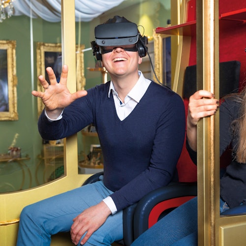 Vieraat VR-kokemuksen aikana yhdessä kultaisten vaunujen vaunuista