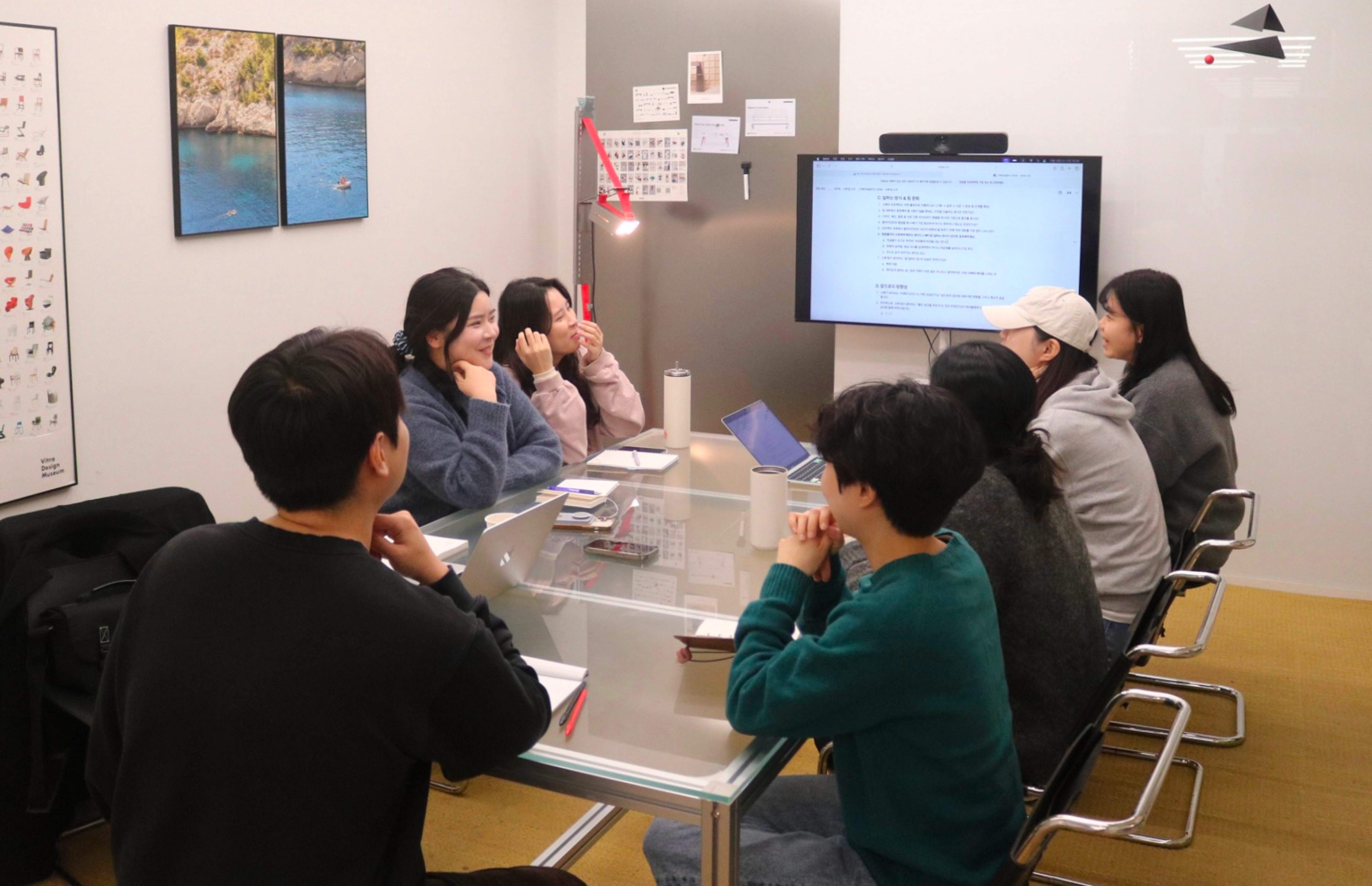 프로젝트 회의를 진행하고 있는 '스베' 팀의 모습