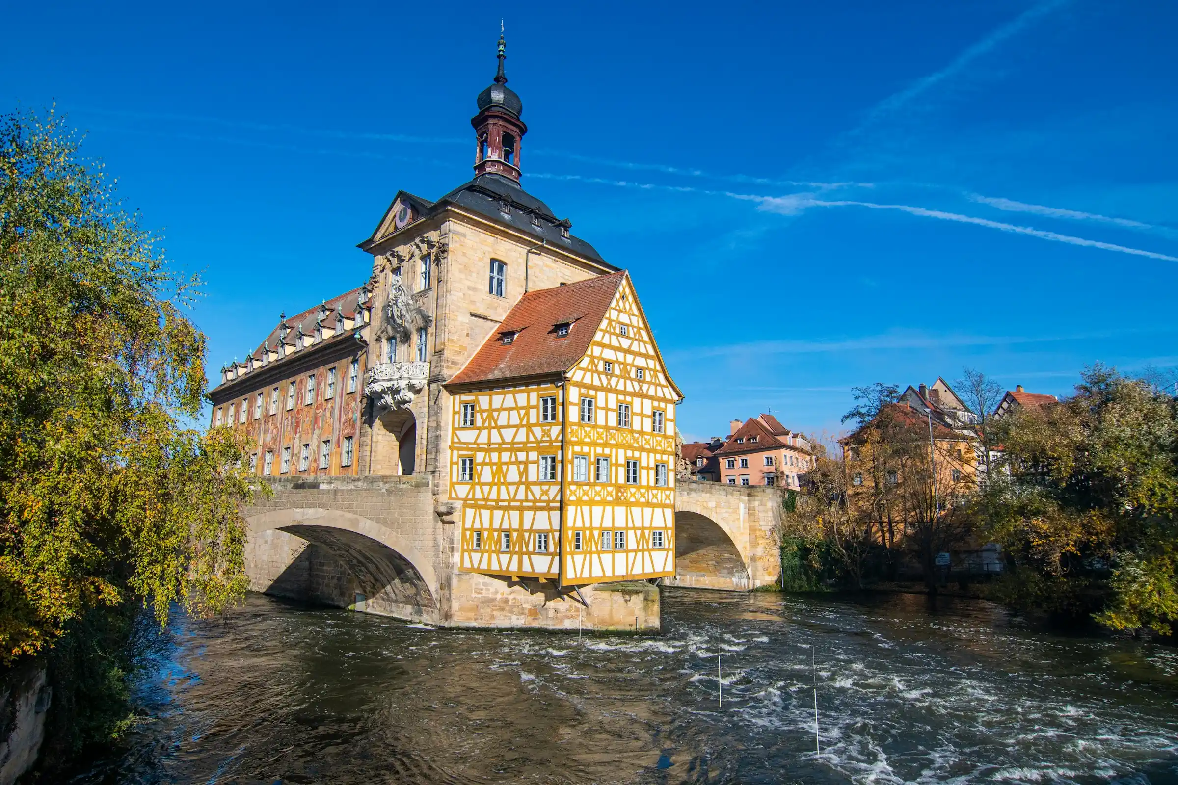 Deutschland, Bamberg, Altes Rathaus auf der Brücke über die Regnitz unter tiefblauem Himmel