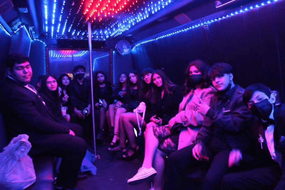 Interior de Limo Party Bus negro en Monterrey de noche estacionado para evento de quinceaños