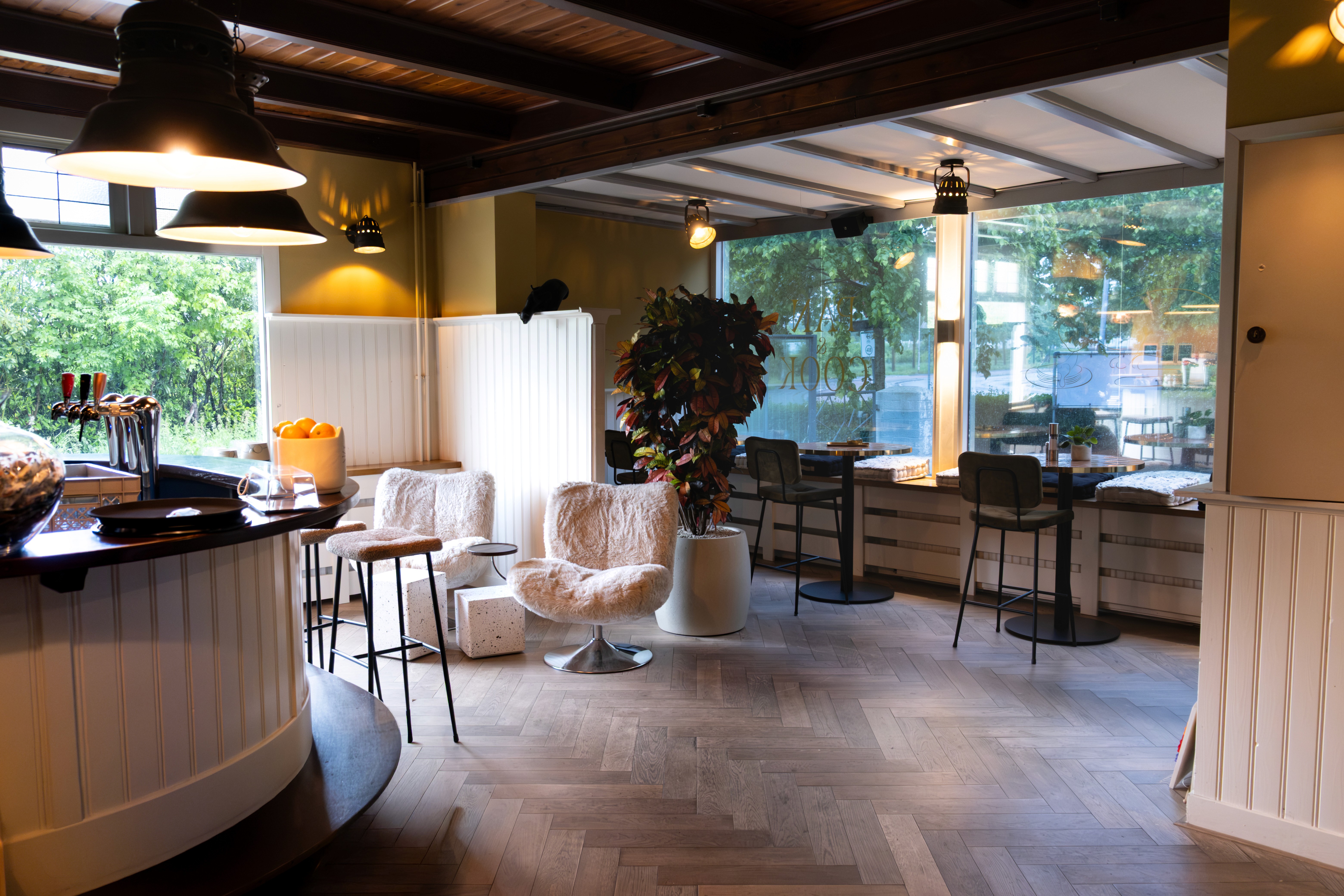 Sfeervol interieur van familierestaurant Pan & Cook in Prinsenbeek.