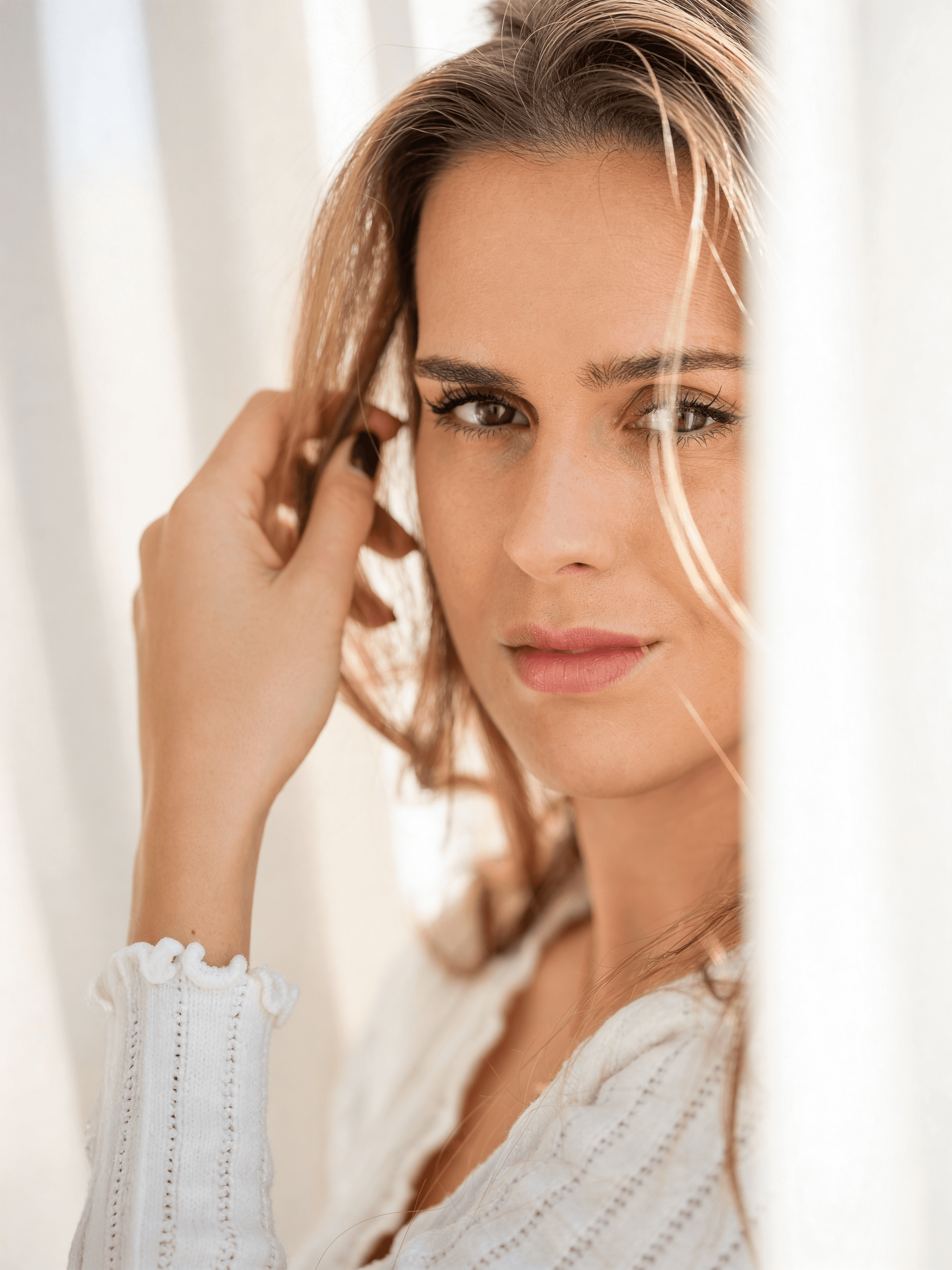 KI-Model in brauner Pufferjacke und schwarzen Leggings auf ruhiger Straße, herbstliche Bäume im Hintergrund und sanftes Tageslicht