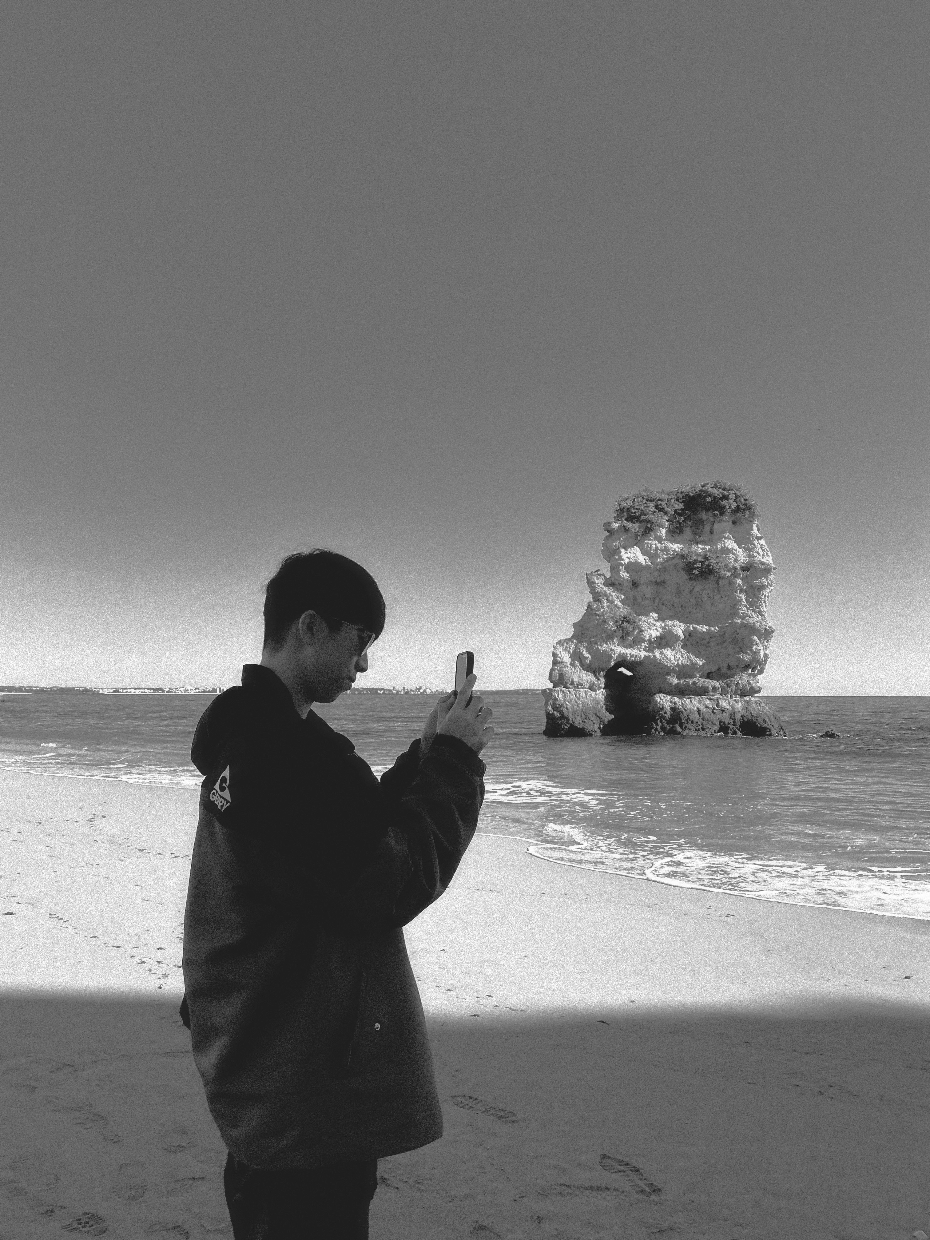 Person stand in front of a red sports oldtimer