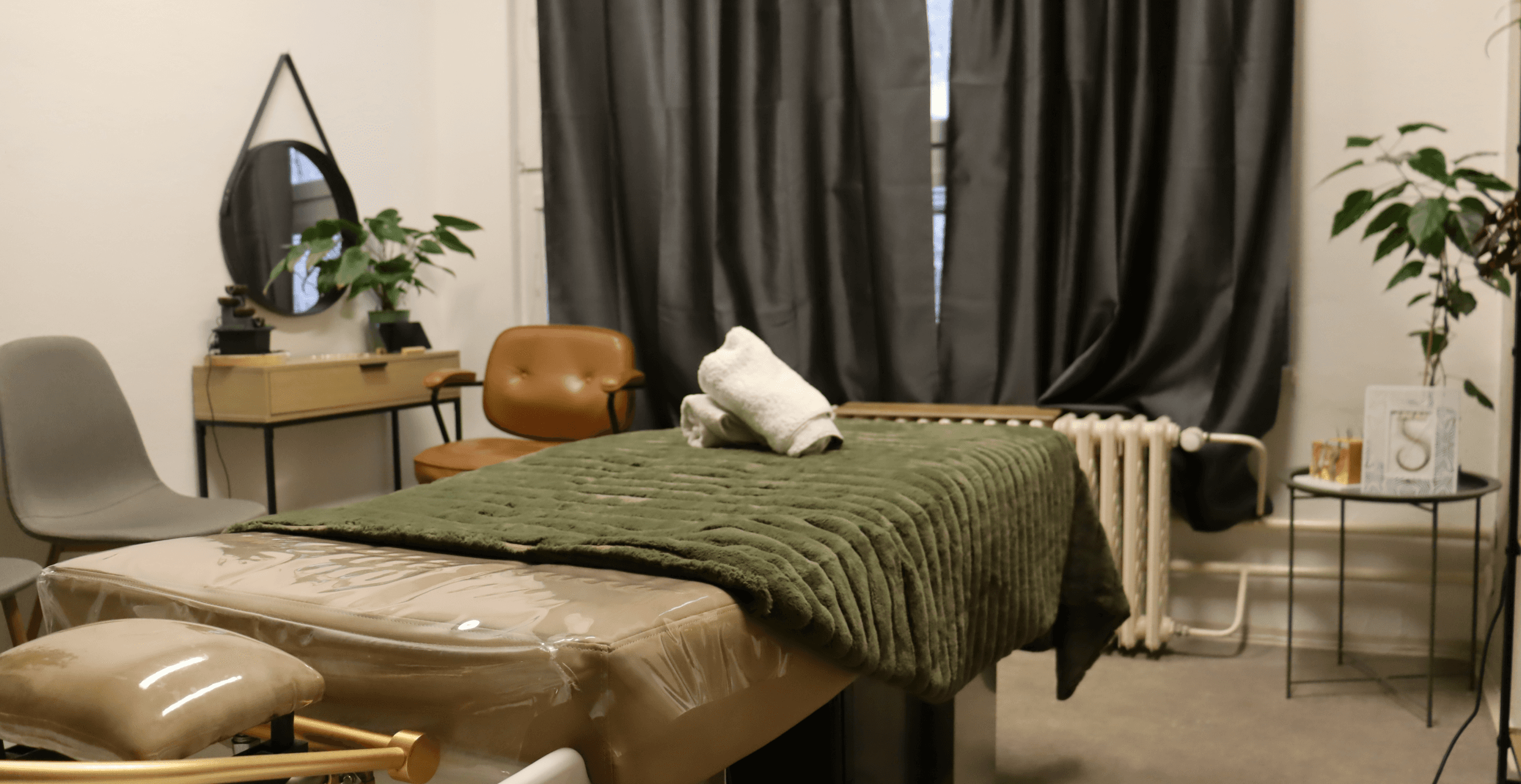 Masážní lůžko připravené pro head spa proceduru