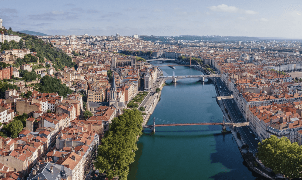 Photo de Lyon où Solarock installe des panneaux photovoltaïques pour les particuliers et les professionnels.