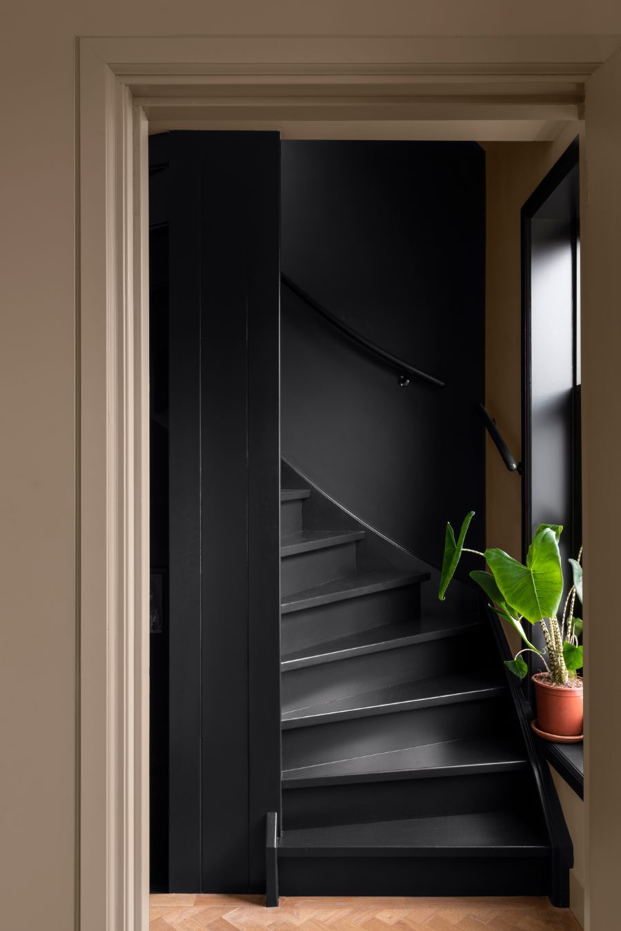 kleur van het jaar 2021 - zwarte trap