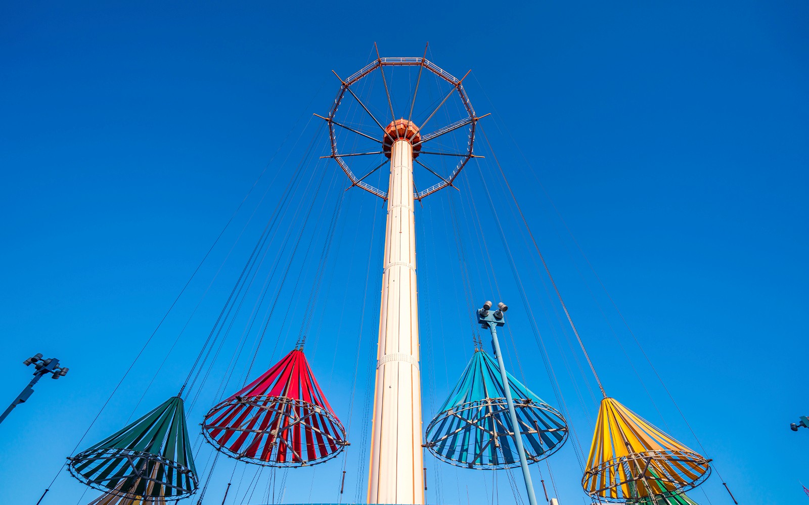 Colorata giostra a Tokyo Dom City Attrazioni contro un cielo azzurro limpido.