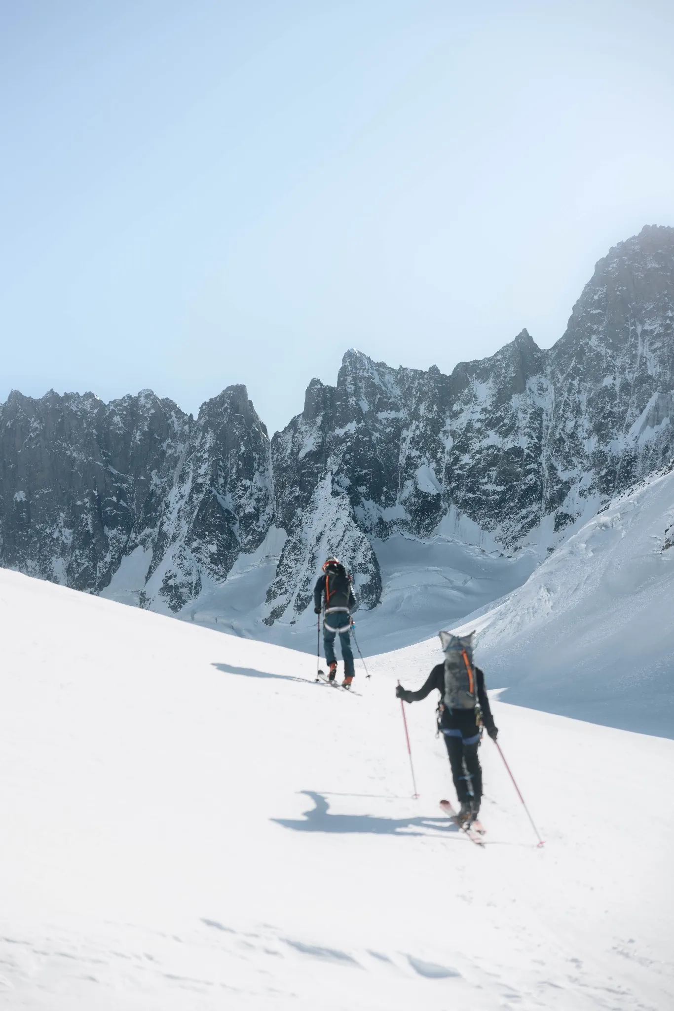 Skieurs en ascenscion sur neige blanche