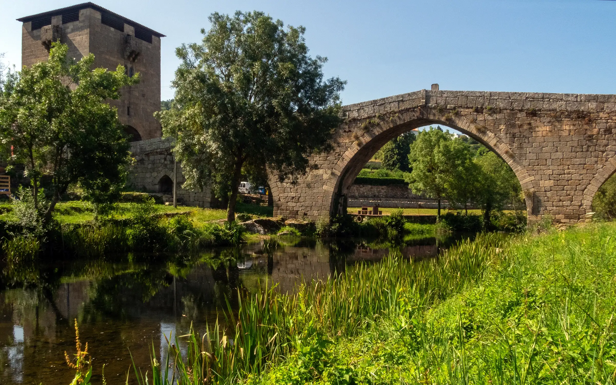 Berømt, gothisk bru i byen Ucanha, Duoro-dalen, Portugal | Expa Travel