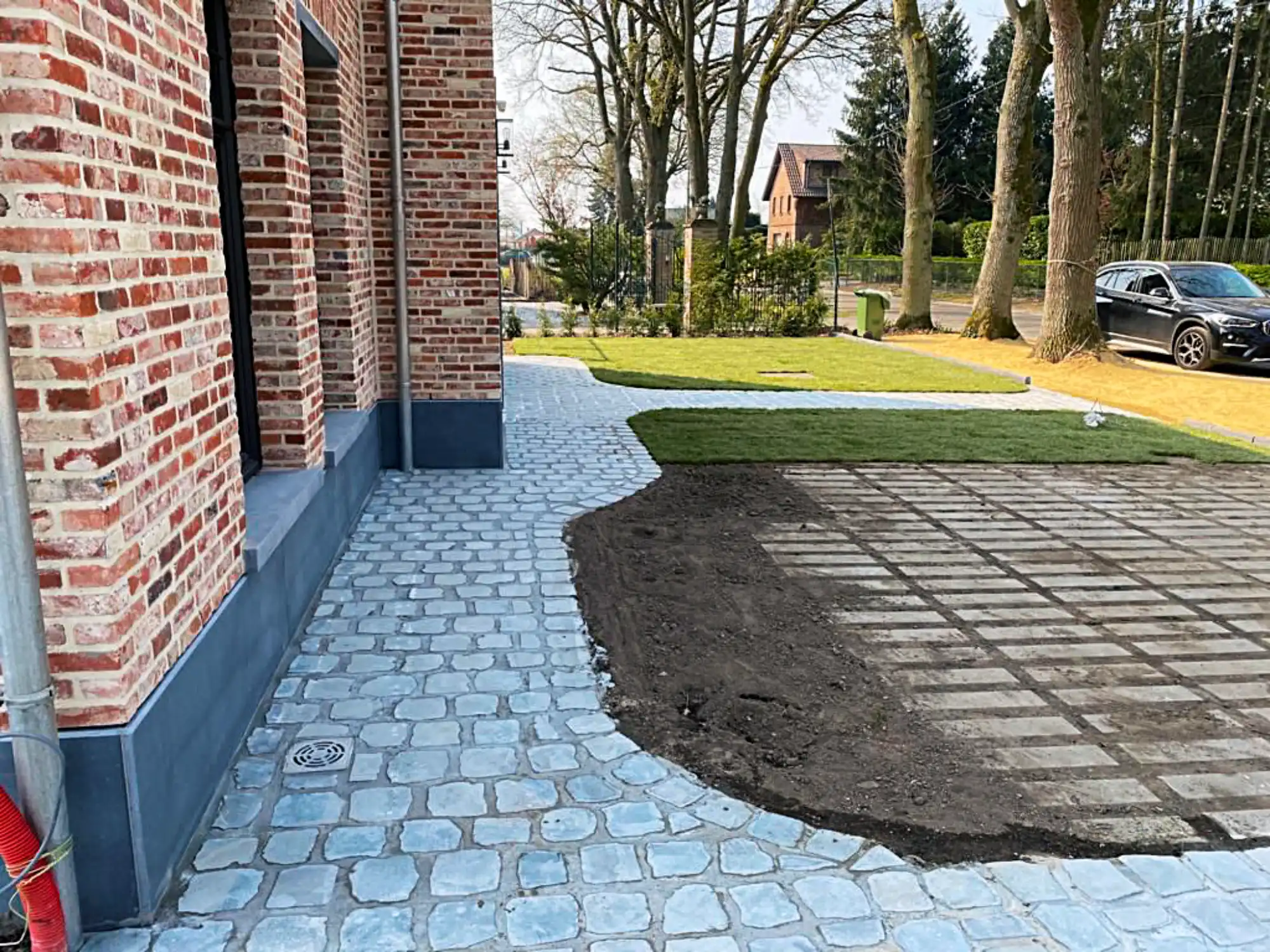 Aanleg kasseien in België, Pelt. Robuuste uitstraling en perfect voor opritten.