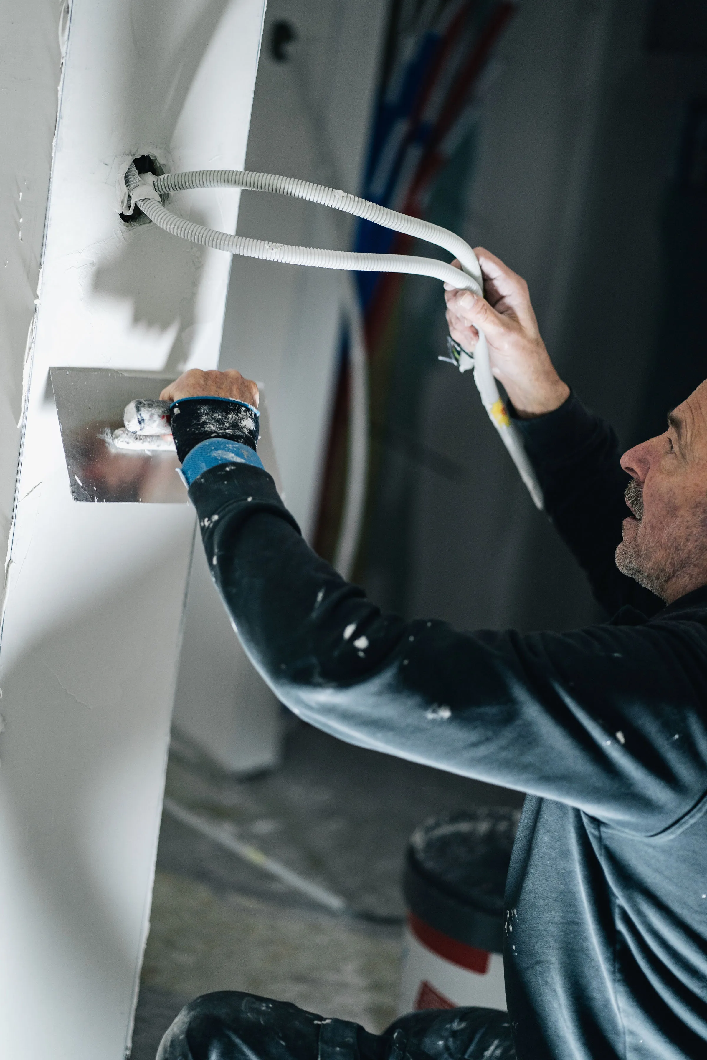 stukadoor  in bouwatelier van hubley 